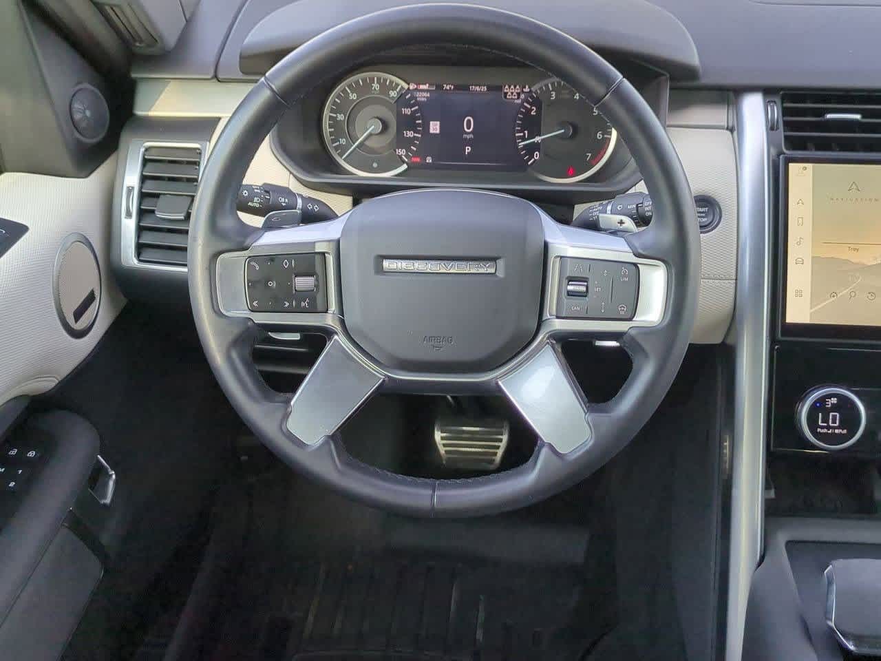 Thumbnail: 2023 Land Rover Discovery - 22