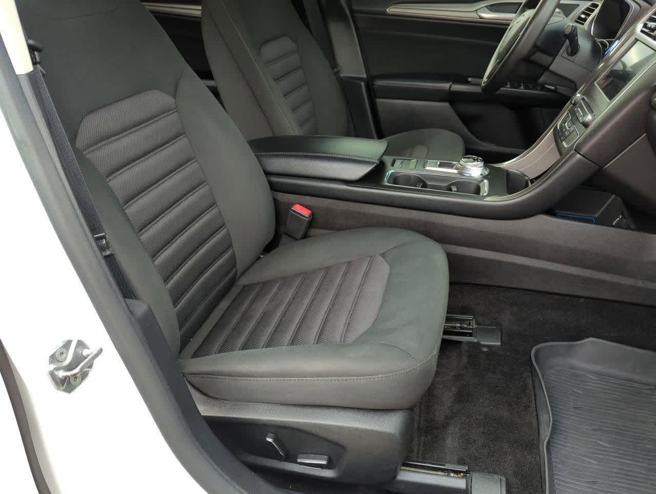2017 Ford Fusion SE 18