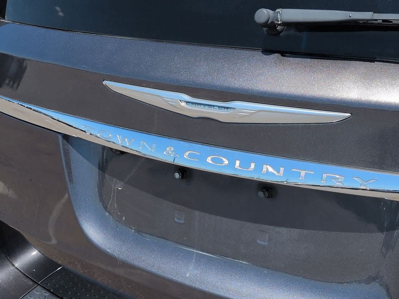 Thumbnail: 2016 Chrysler Town & Country - 12