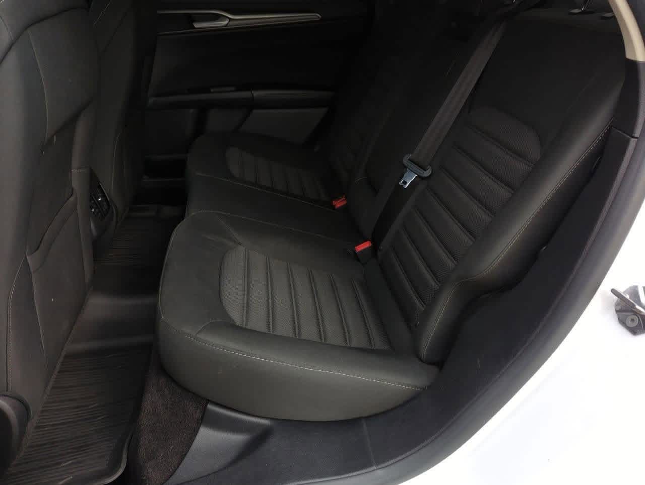 2017 Ford Fusion SE 16