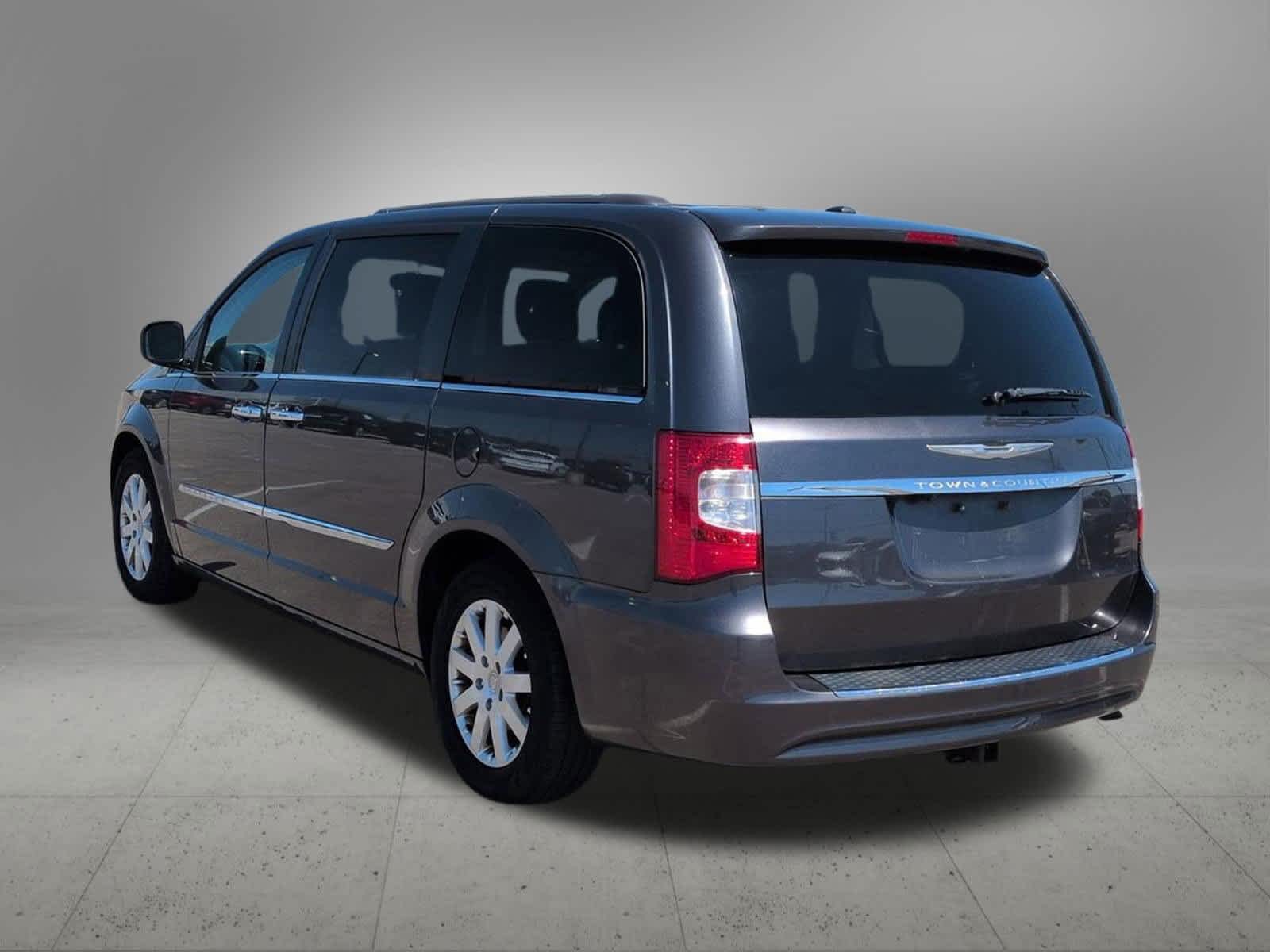 Thumbnail: 2016 Chrysler Town & Country - 4