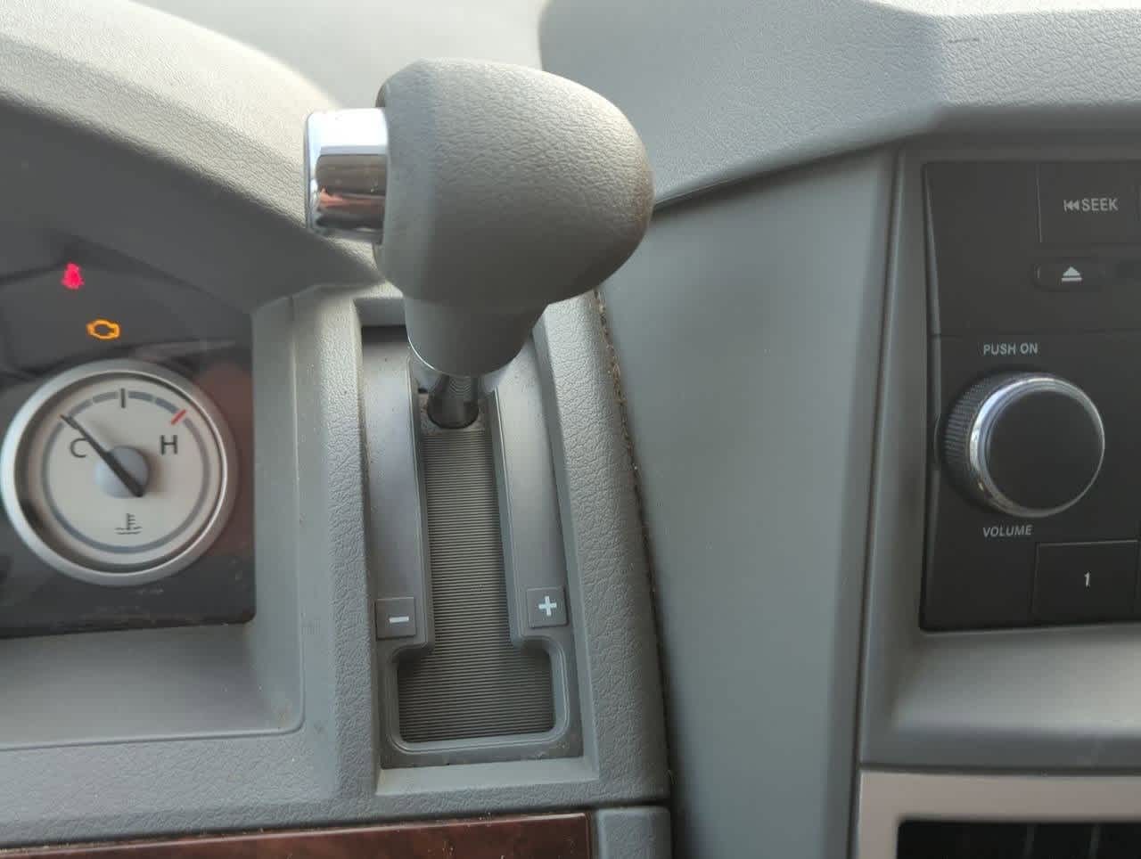 Thumbnail: 2010 Chrysler Town & Country - 25