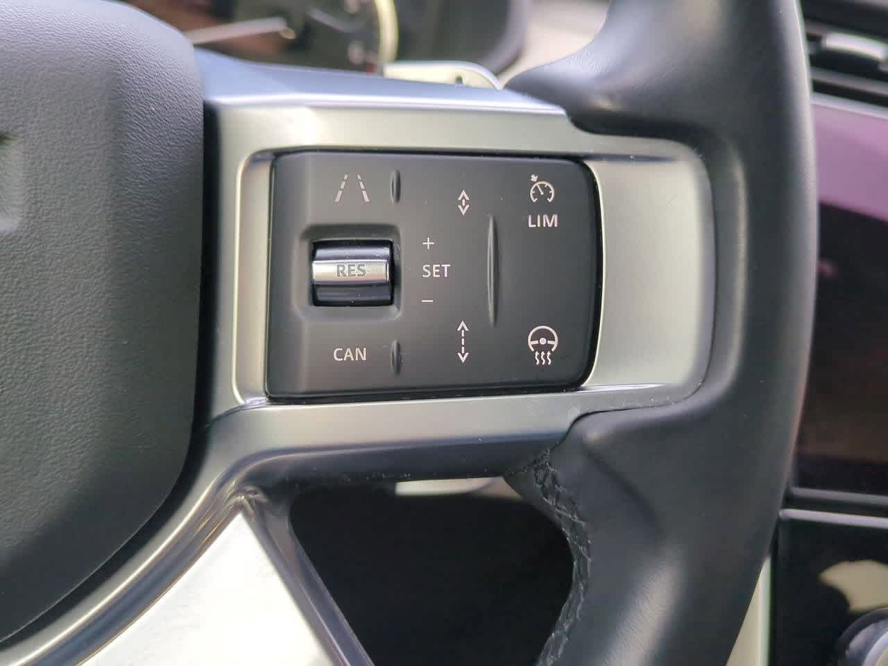 Thumbnail: 2023 Land Rover Discovery - 24