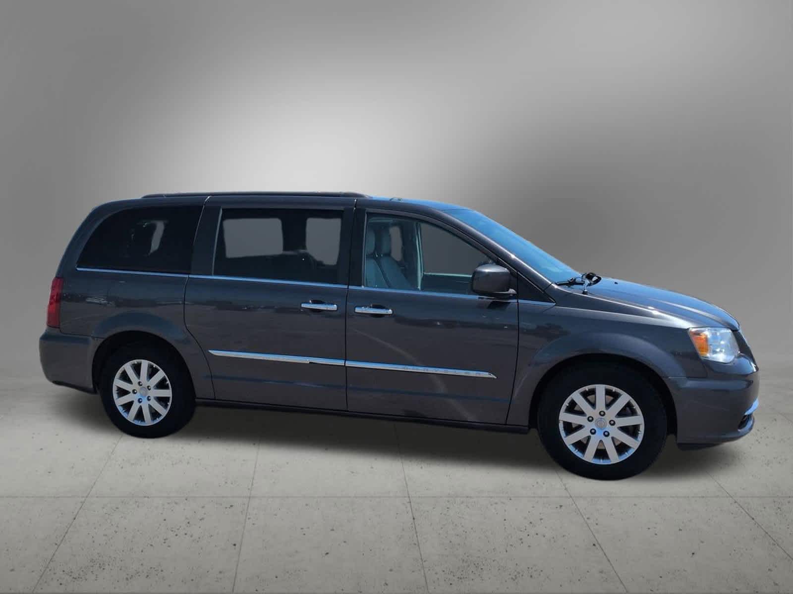 Thumbnail: 2016 Chrysler Town & Country - 7