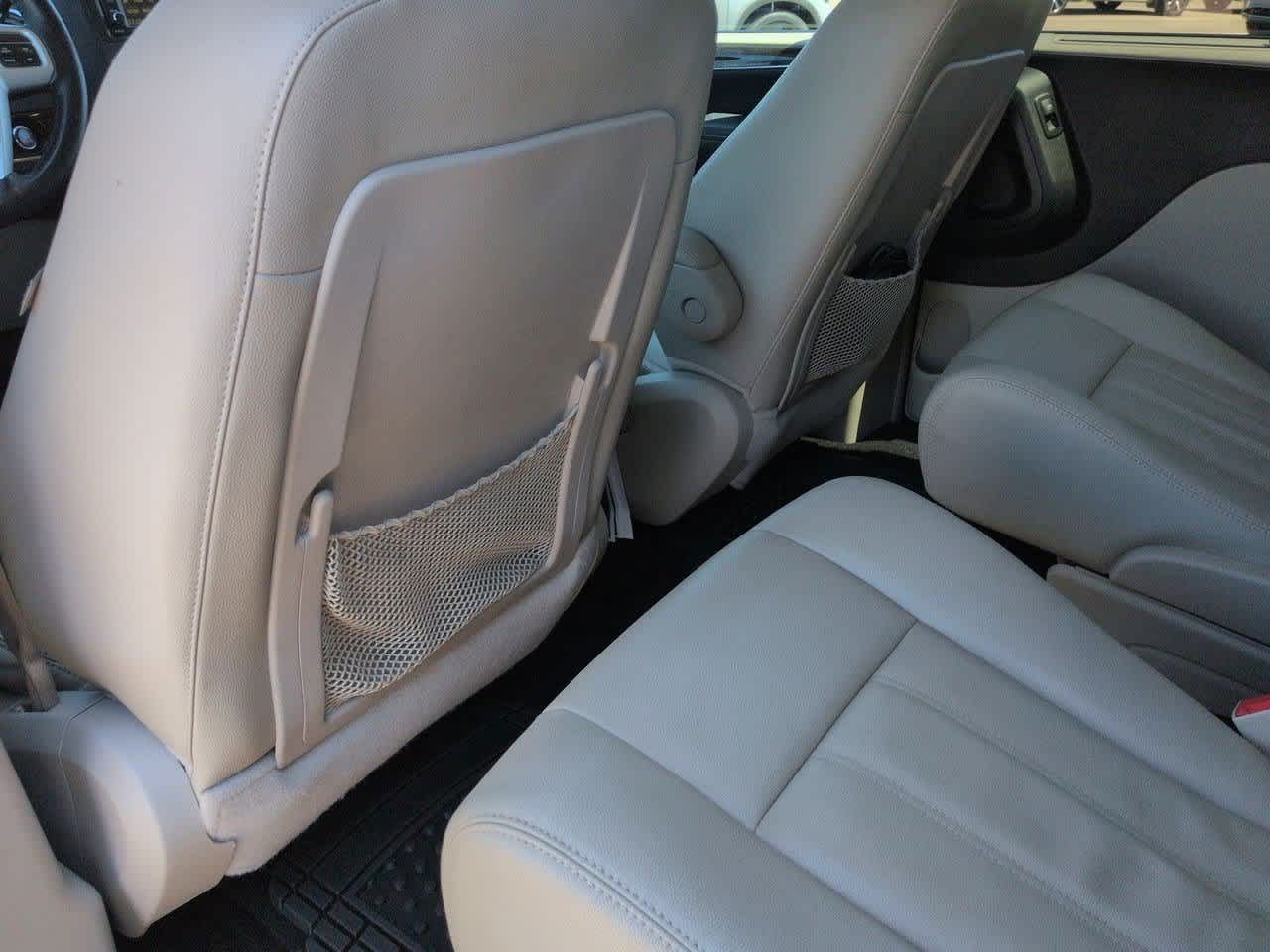 Thumbnail: 2016 Chrysler Town & Country - 18