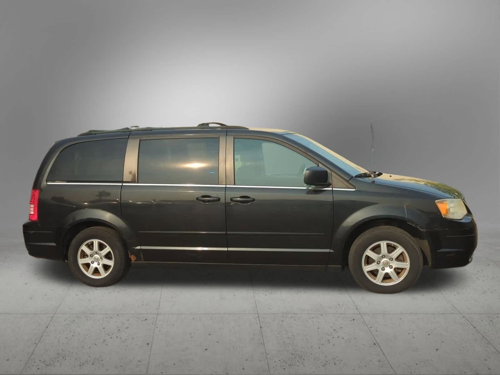 Thumbnail: 2010 Chrysler Town & Country - 7