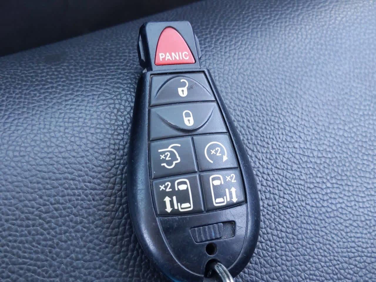 2010 Chrysler Town & Country Touring 30