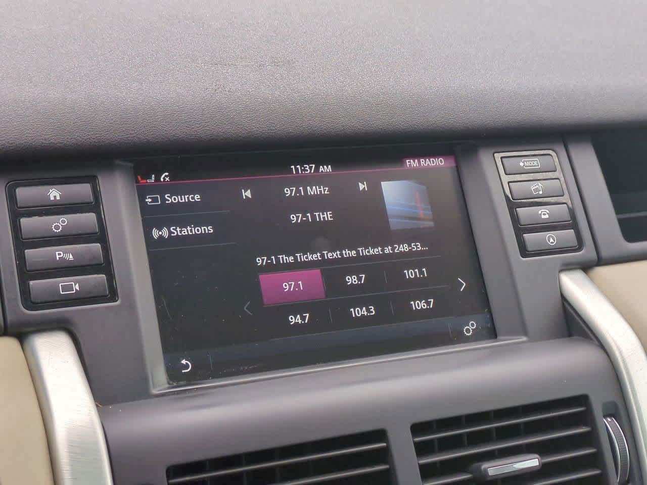 Thumbnail: 2017 Land Rover Discovery Sport - 29