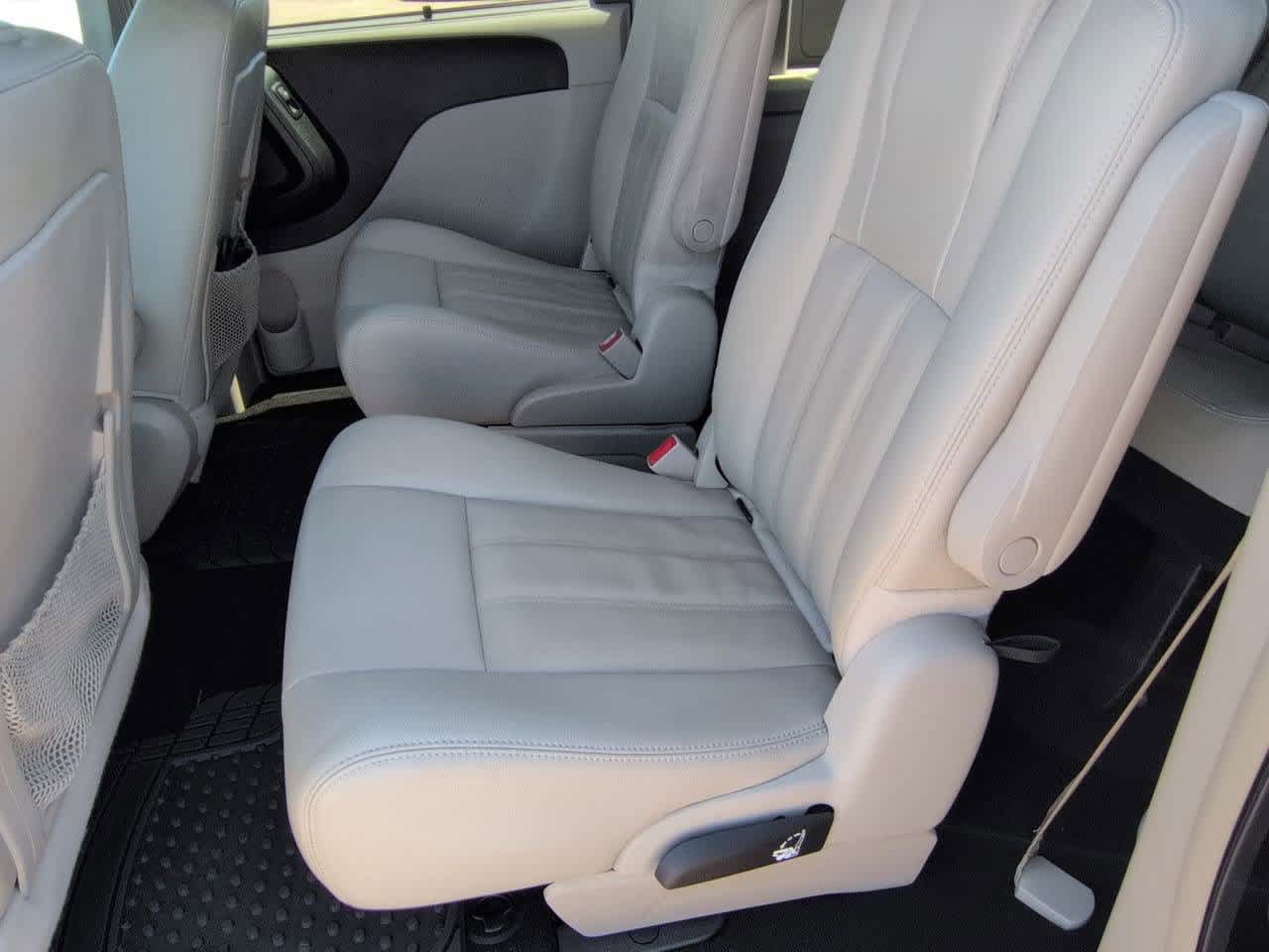 Thumbnail: 2016 Chrysler Town & Country - 19