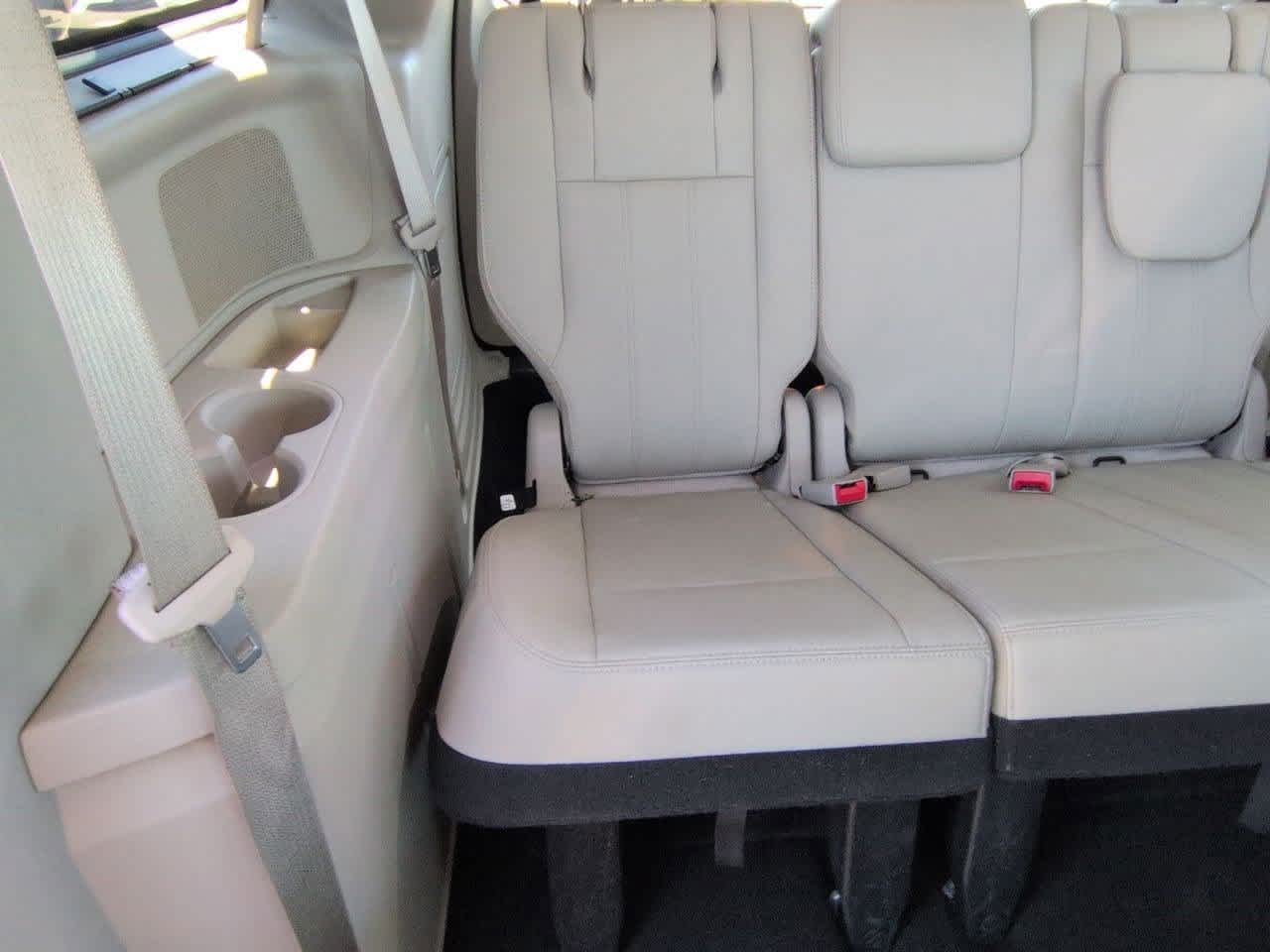 Thumbnail: 2016 Chrysler Town & Country - 21