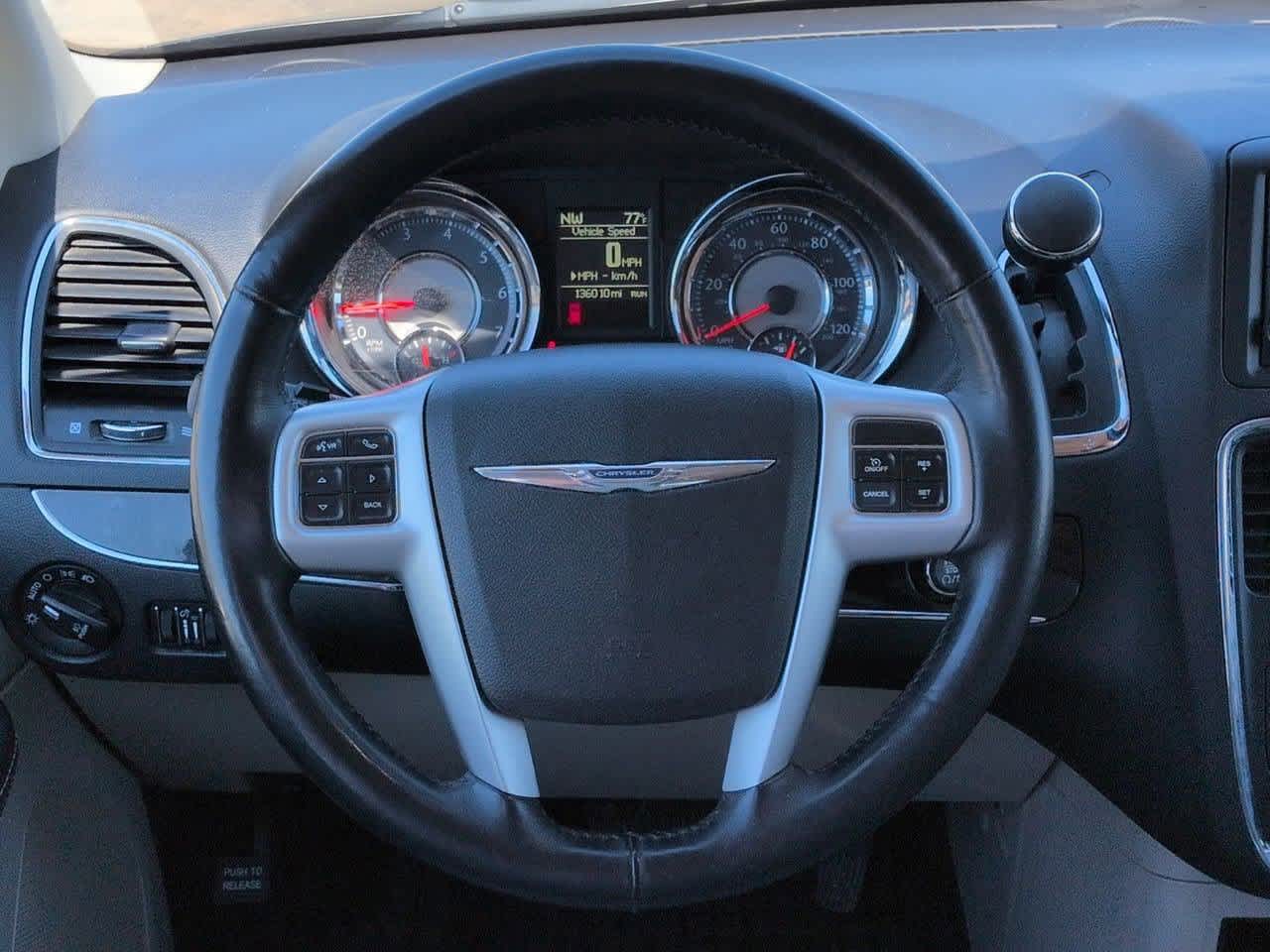 Thumbnail: 2016 Chrysler Town & Country - 23