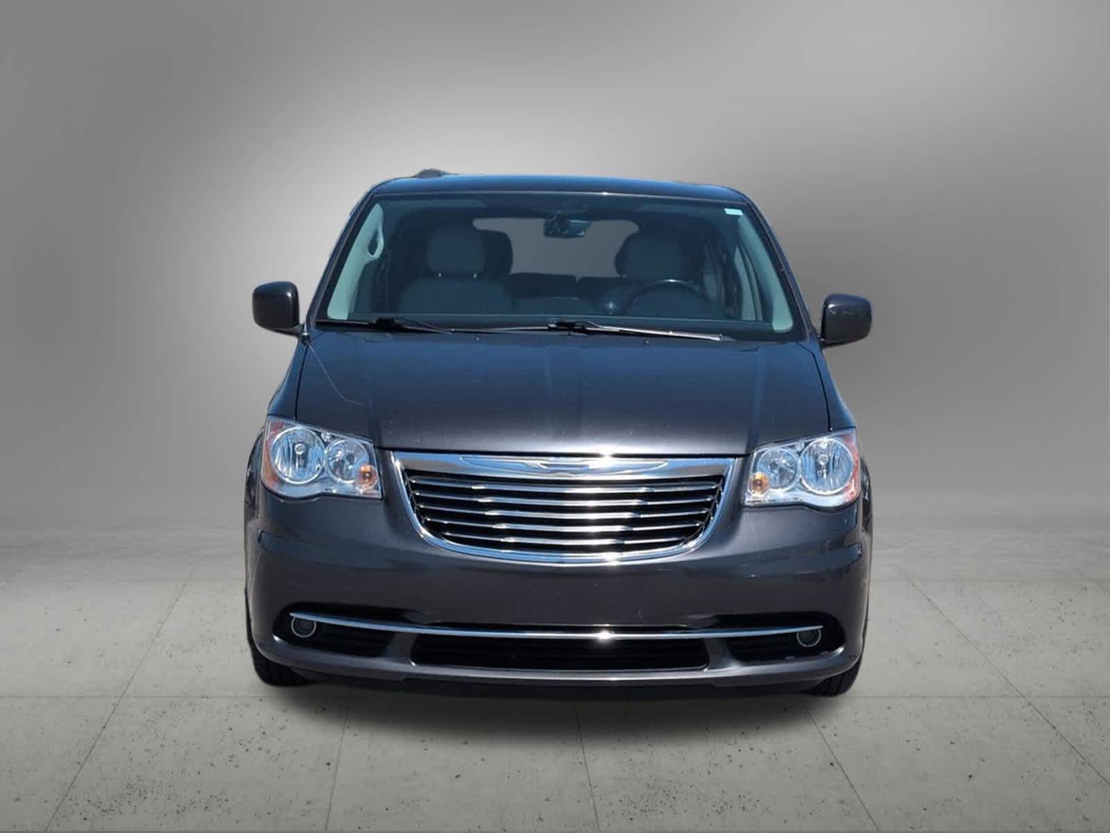 Thumbnail: 2016 Chrysler Town & Country - 9