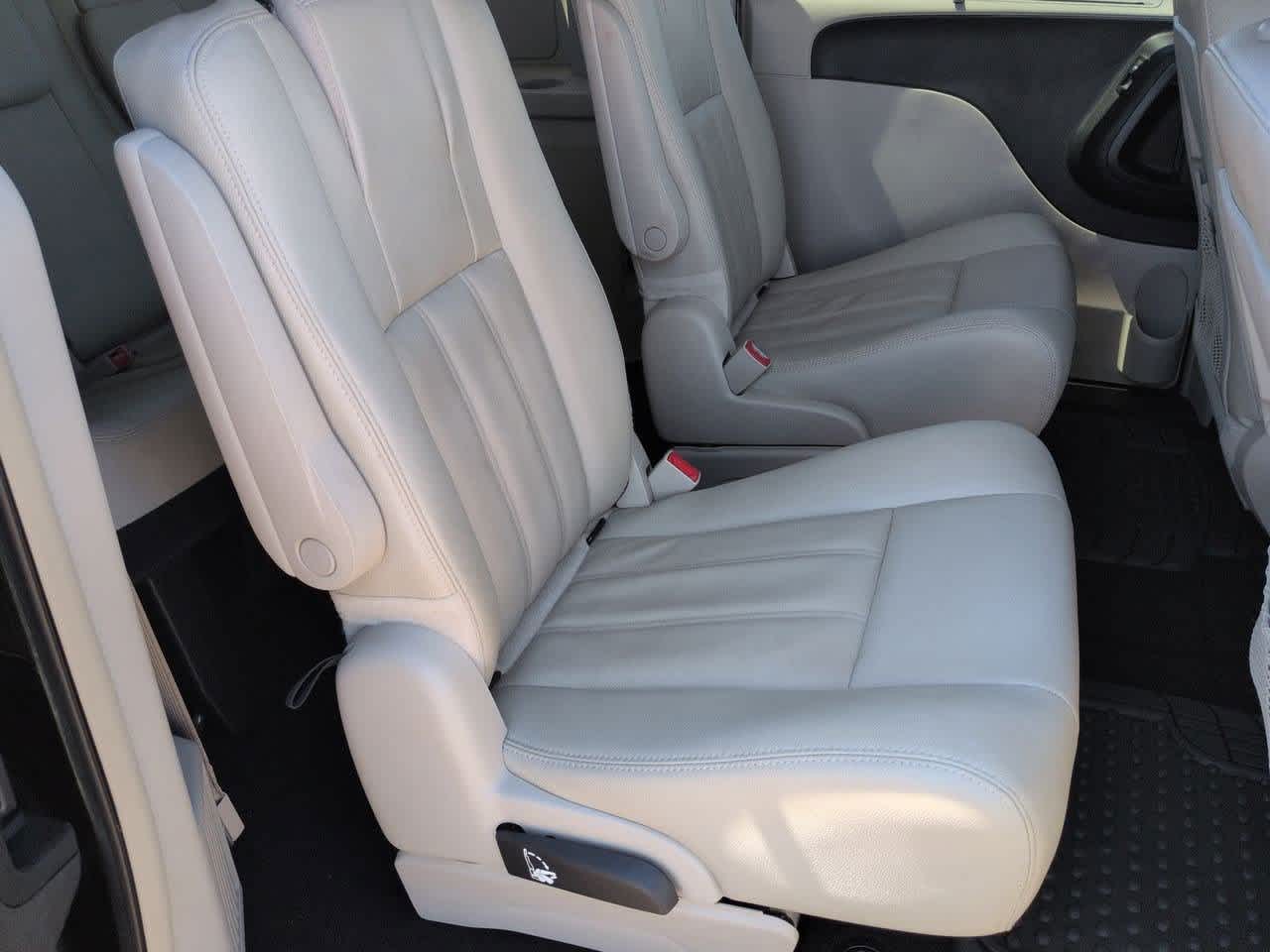 Thumbnail: 2016 Chrysler Town & Country - 20