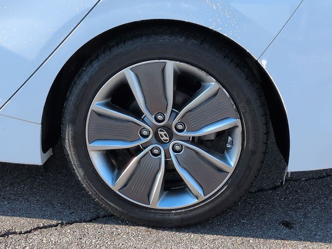 Thumbnail: 2018 Hyundai Ioniq - 13