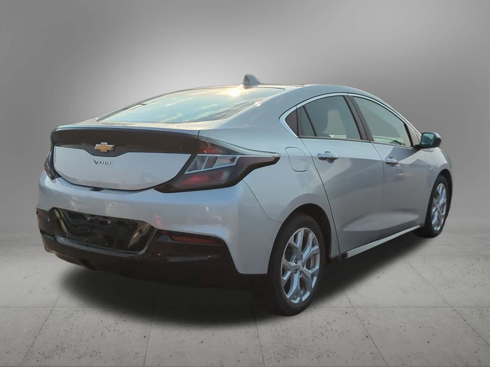 Thumbnail: 2017 Chevrolet Volt - 6