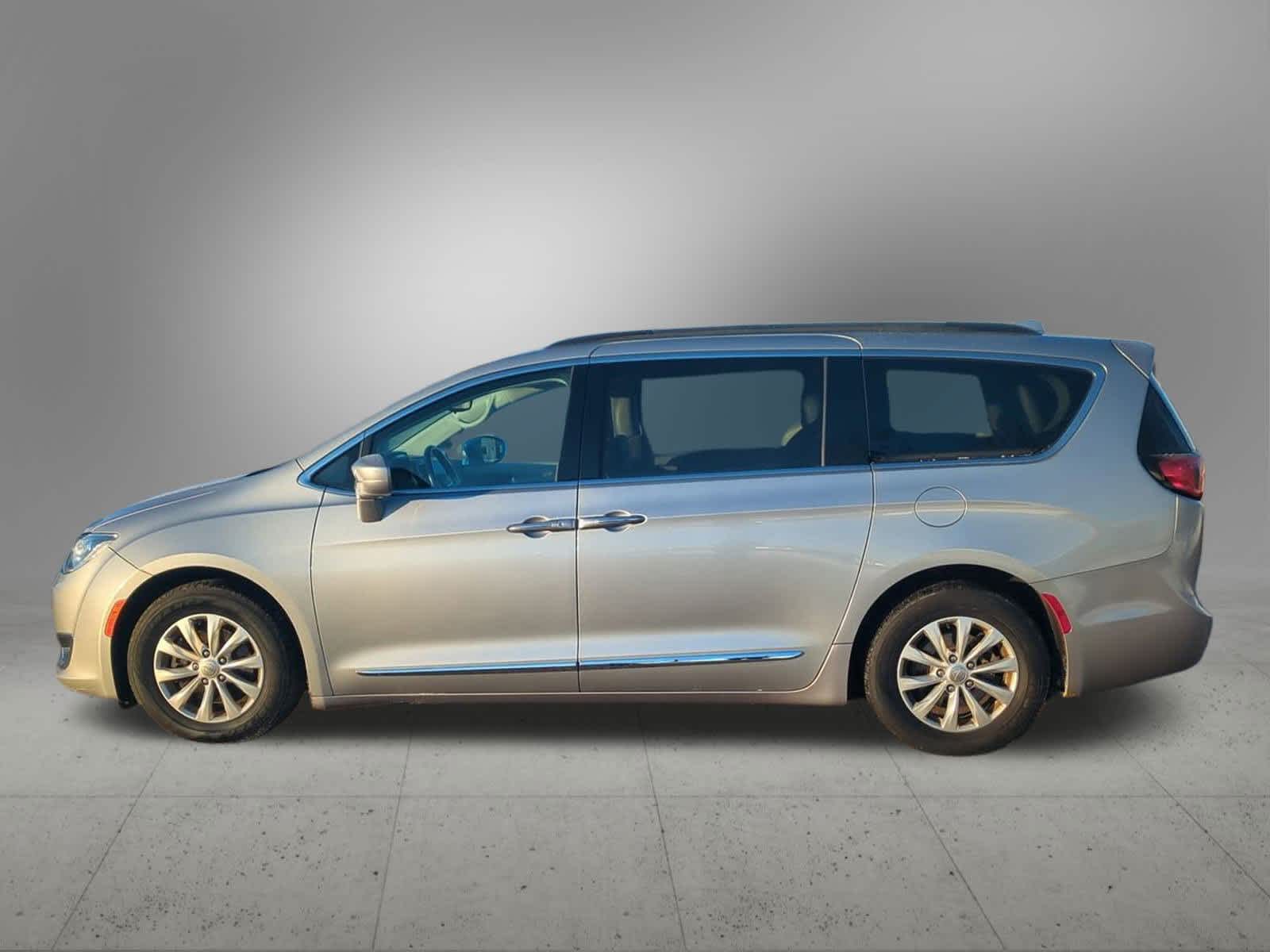 Thumbnail: 2017 Chrysler Pacifica - 3