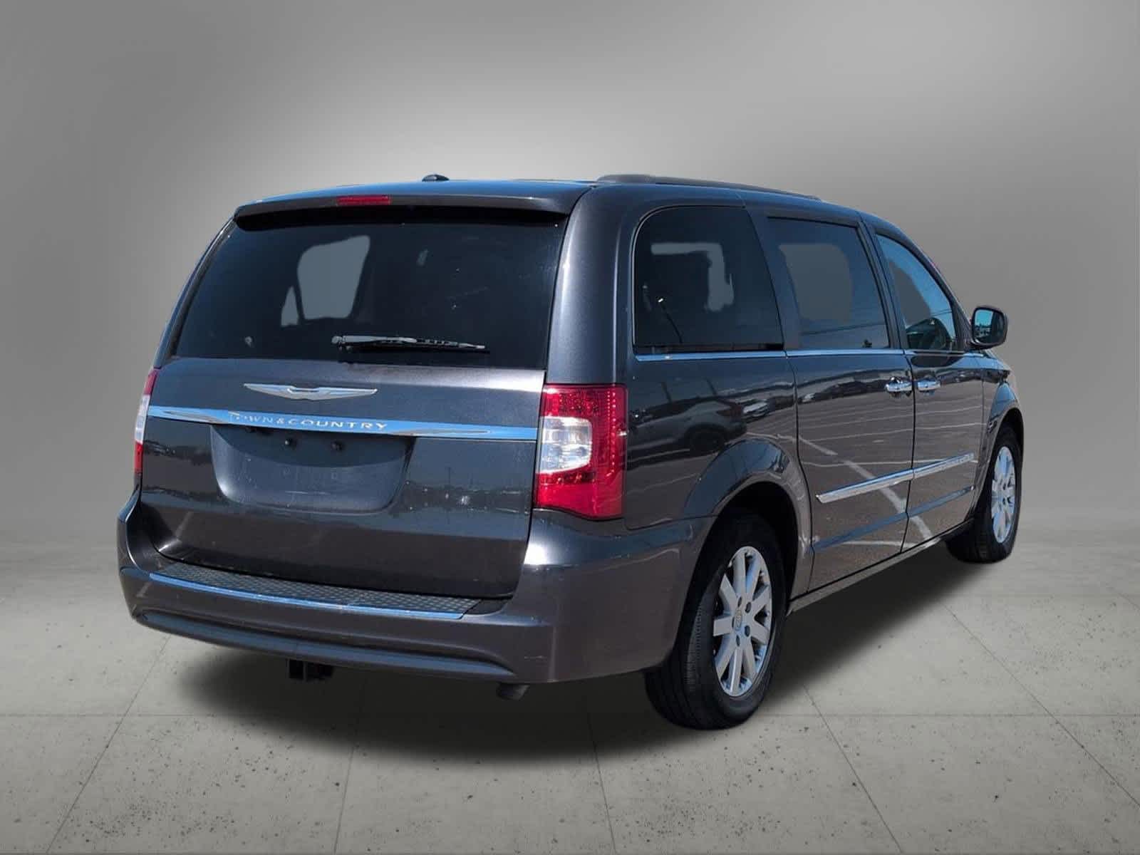 Thumbnail: 2016 Chrysler Town & Country - 6