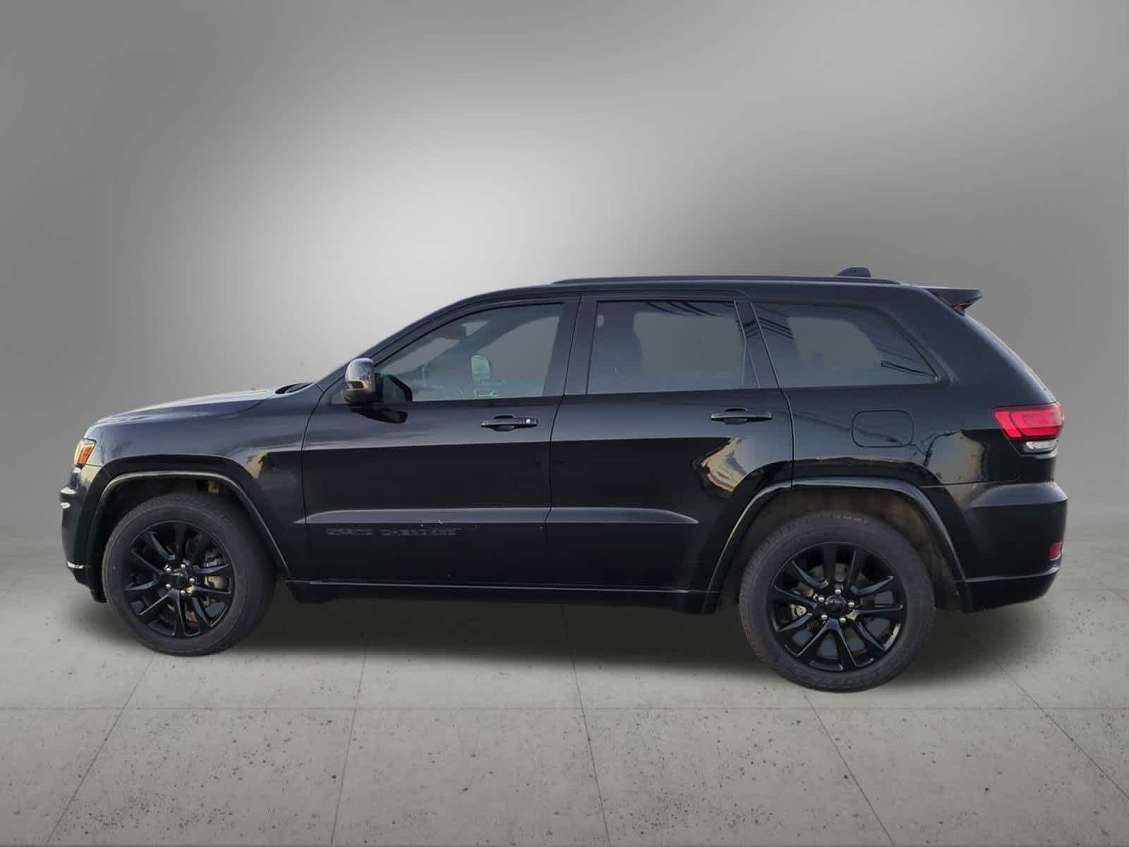 Thumbnail: 2018 Jeep Grand Cherokee - 3