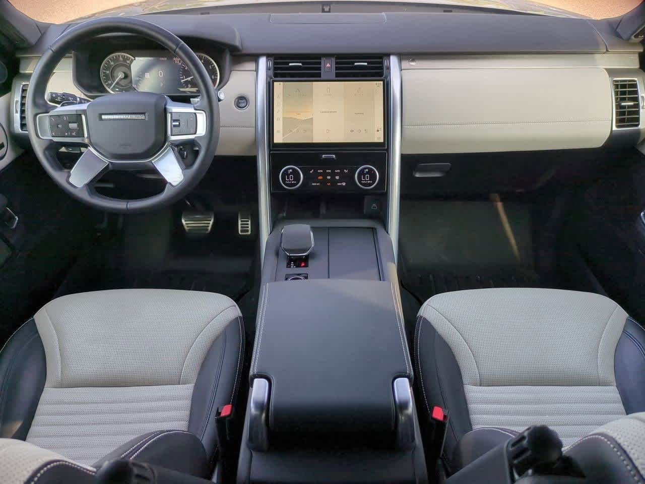 Thumbnail: 2023 Land Rover Discovery - 13