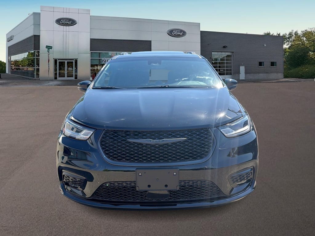 Used 2026 Chrysler Pacifica Limited Minivan/Van