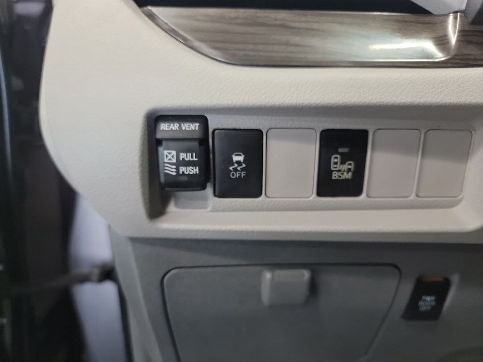 Thumbnail: 2016 Toyota Sienna - 18
