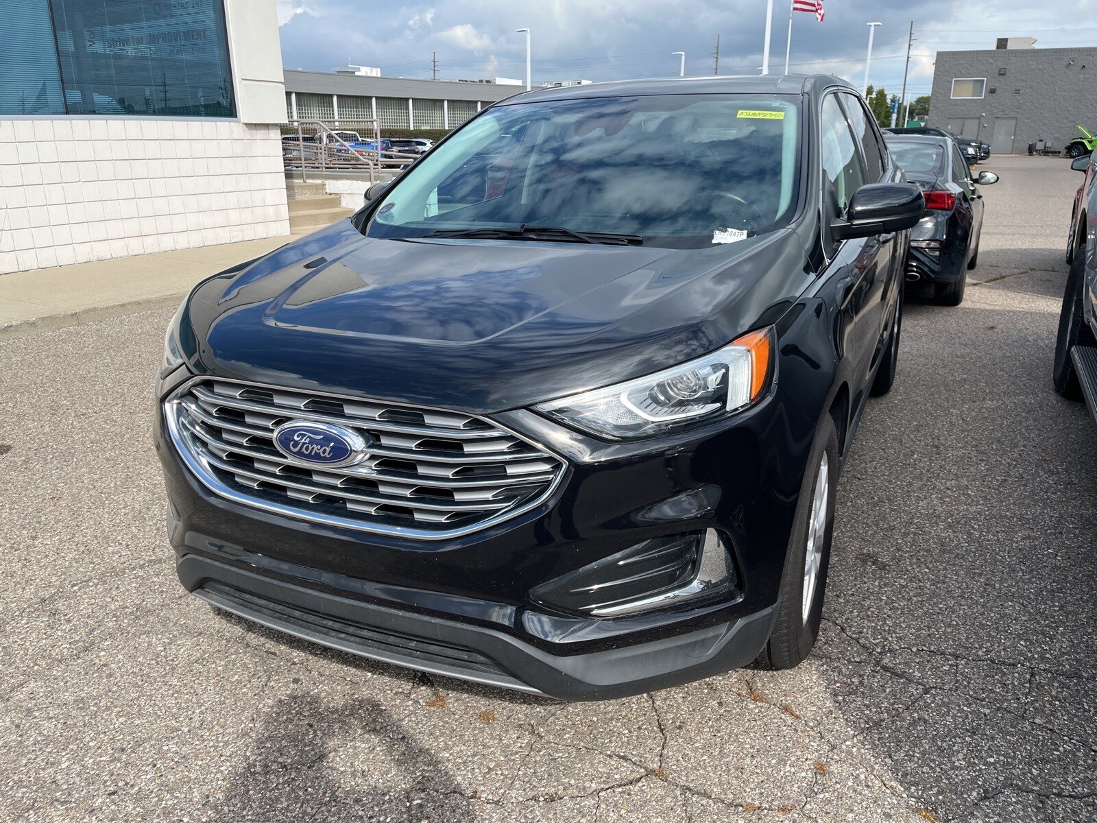 2022 Ford Edge SEL photo 2