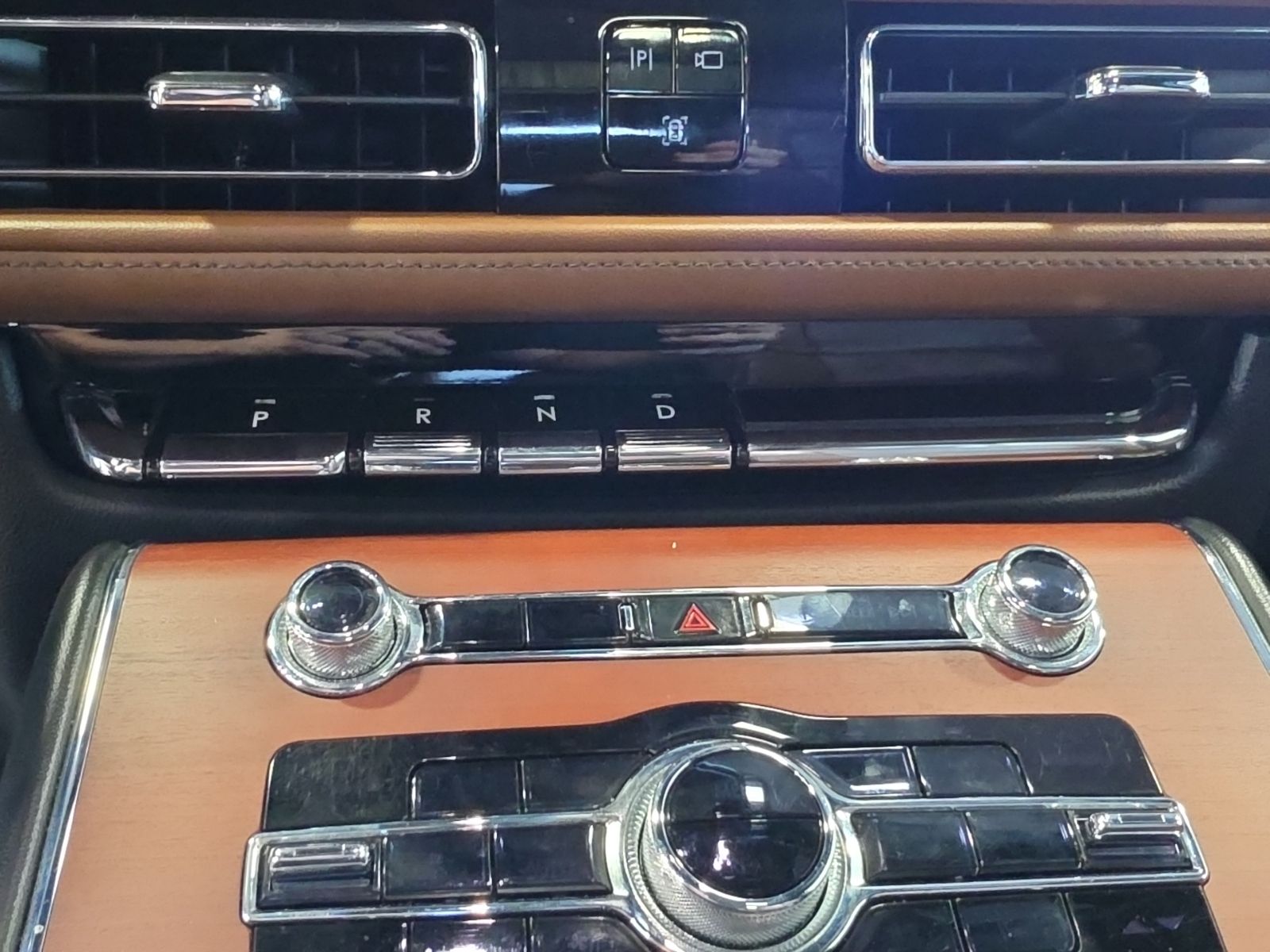 Thumbnail: 2020 Lincoln Aviator - 29