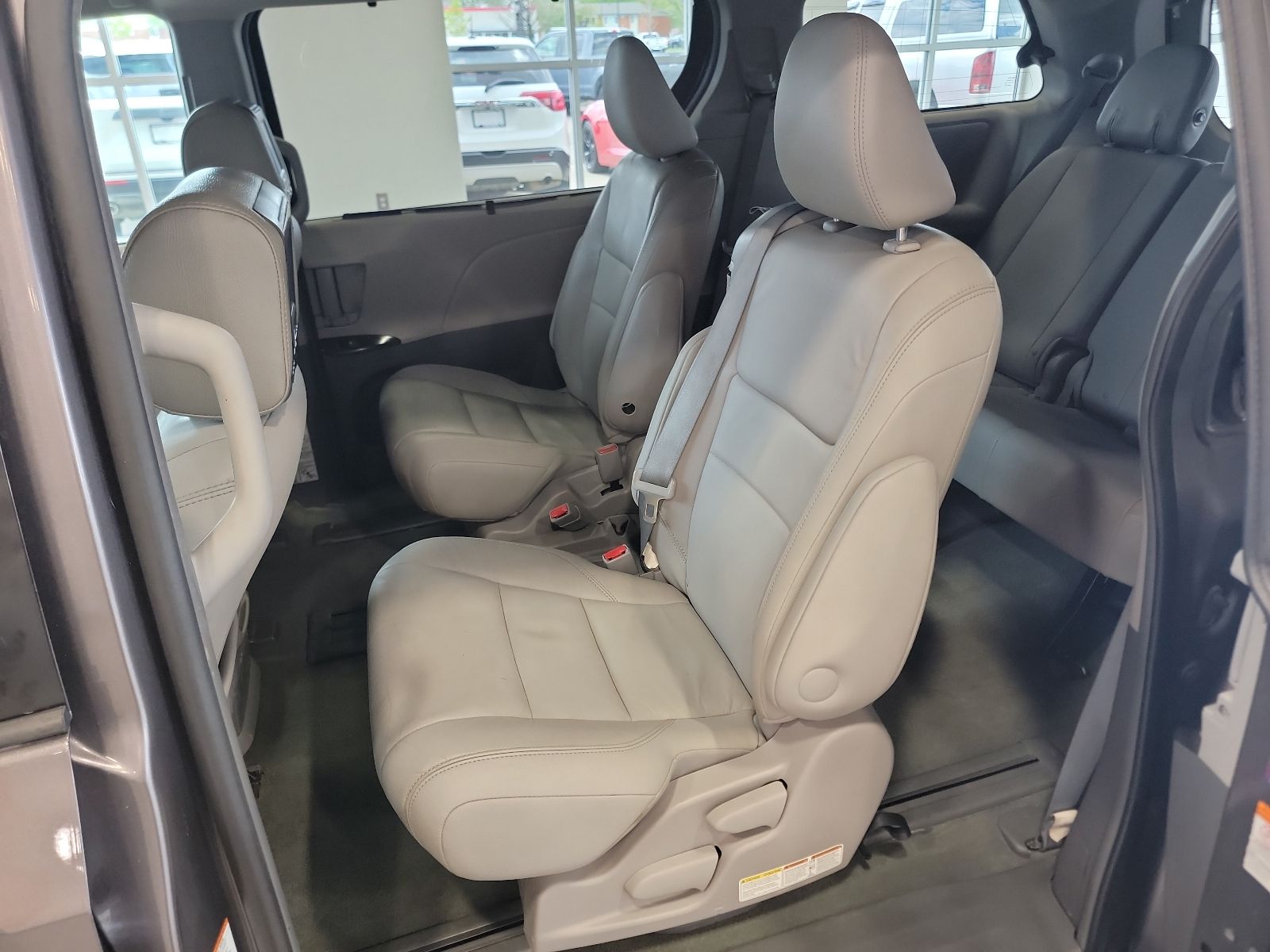Thumbnail: 2016 Toyota Sienna - 33
