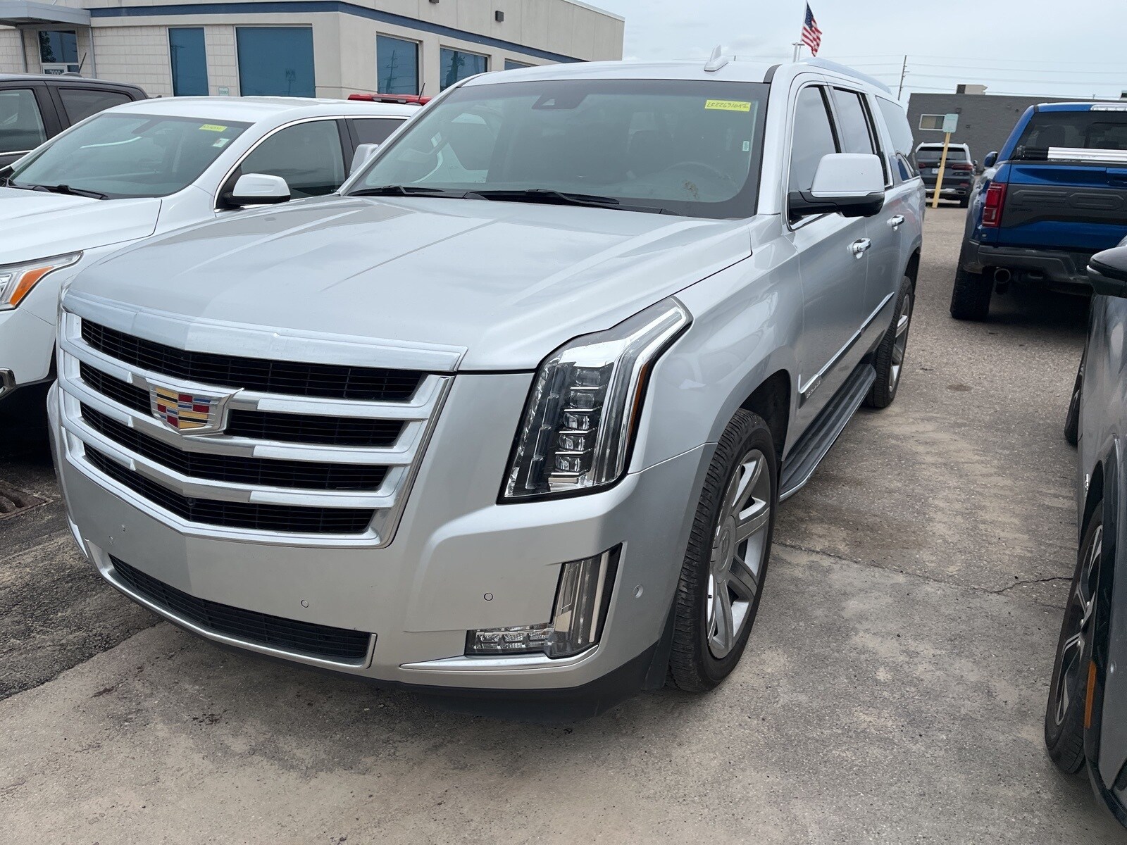 2020 Cadillac Escalade ESV Luxury photo 2