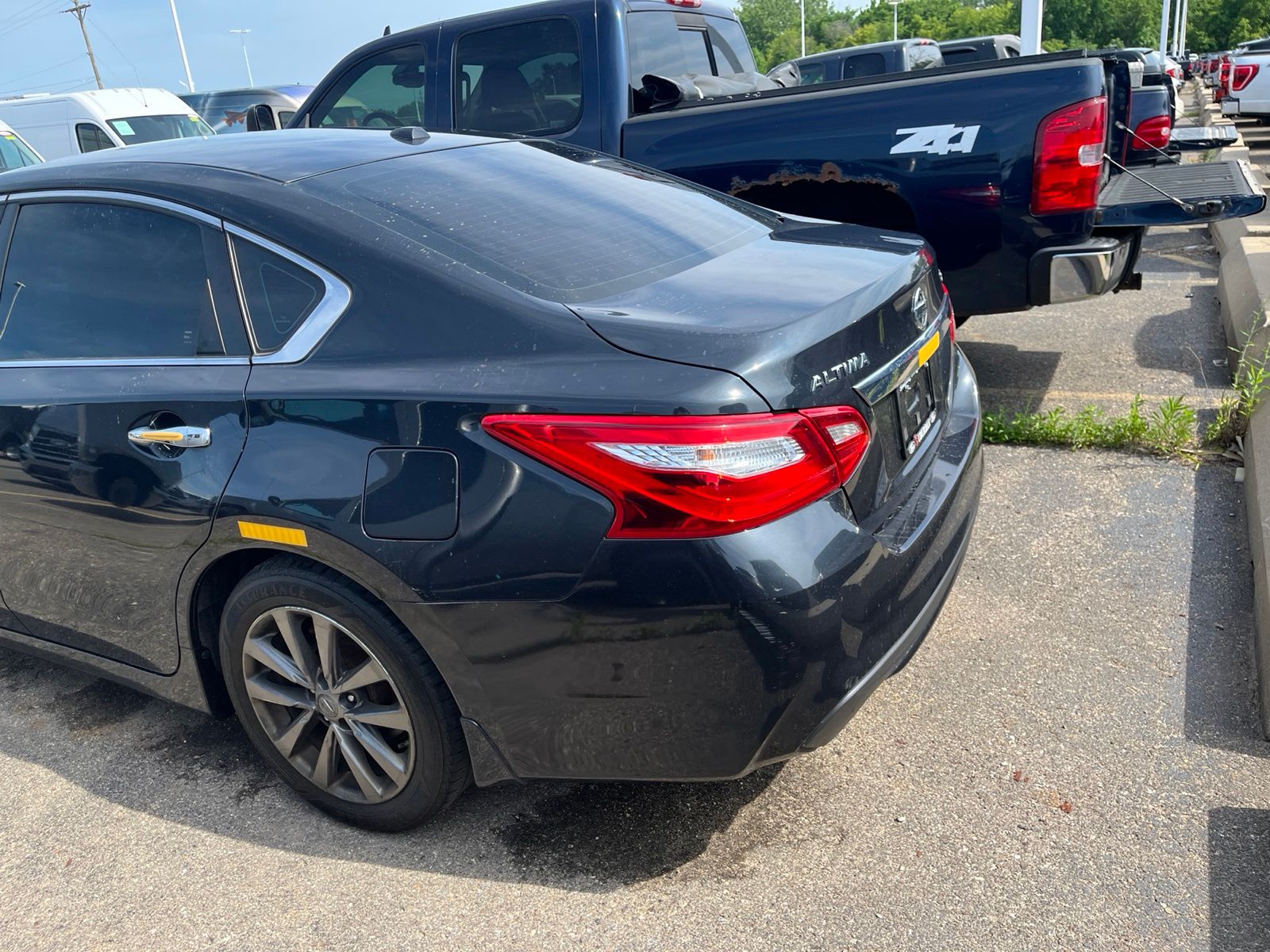 Thumbnail: 2017 Nissan Altima - 8