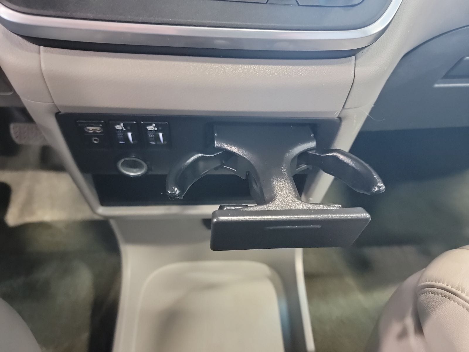 Thumbnail: 2016 Toyota Sienna - 25