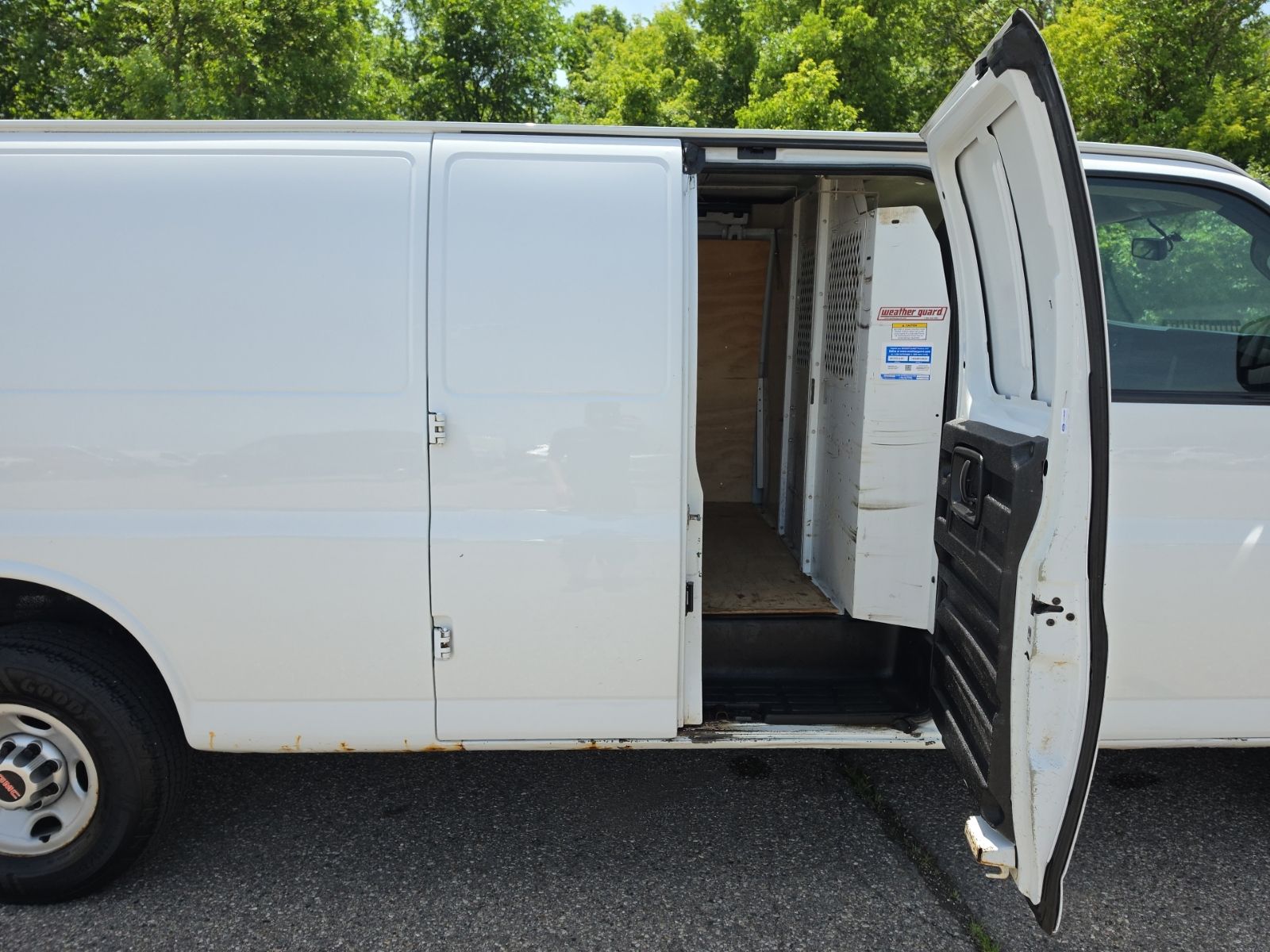 Thumbnail: 2017 GMC Savana - 26