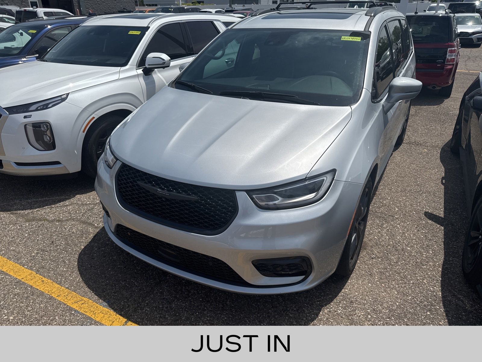 2022 Chrysler Pacifica Limited's photo