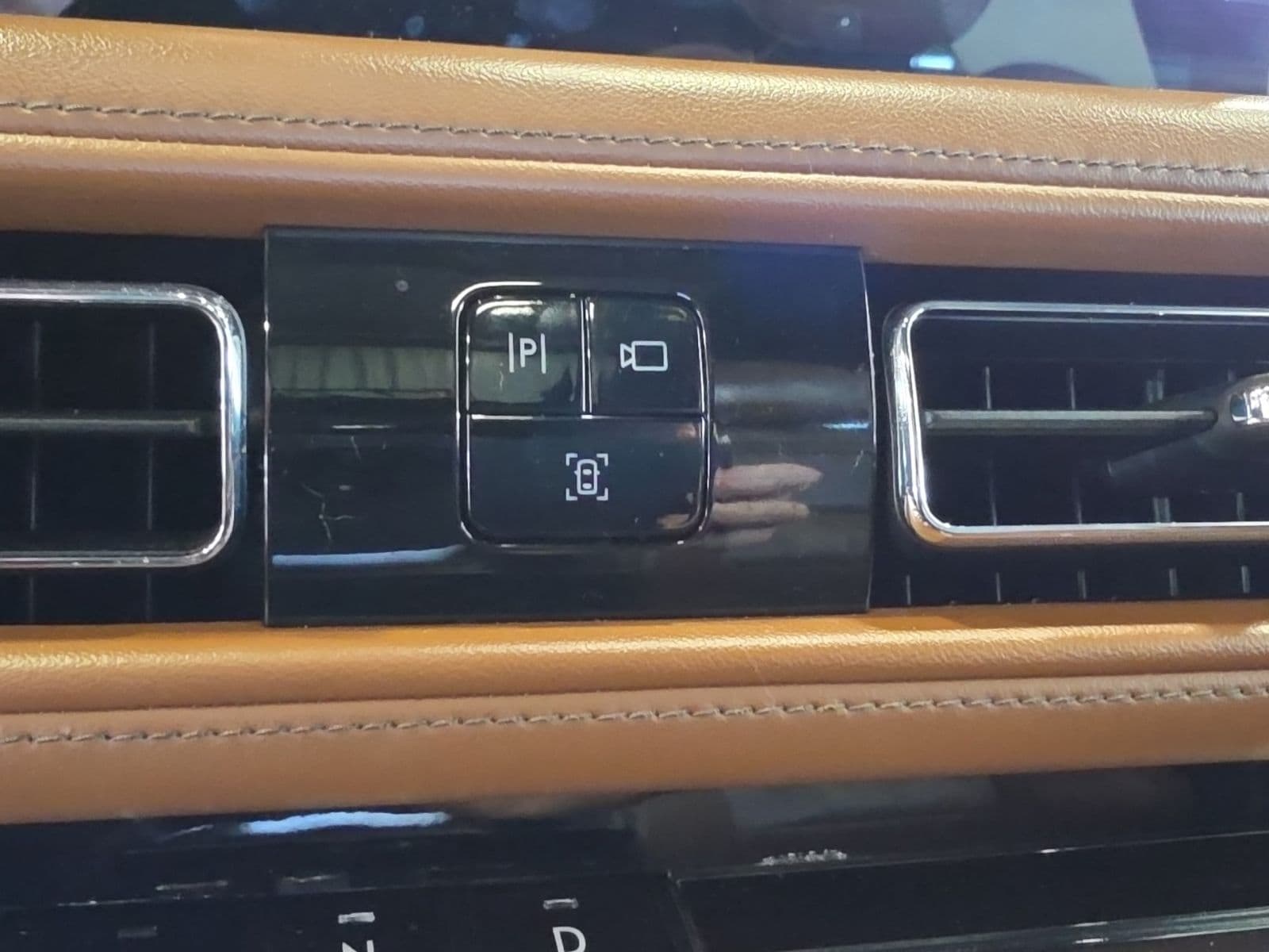 Thumbnail: 2020 Lincoln Aviator - 31