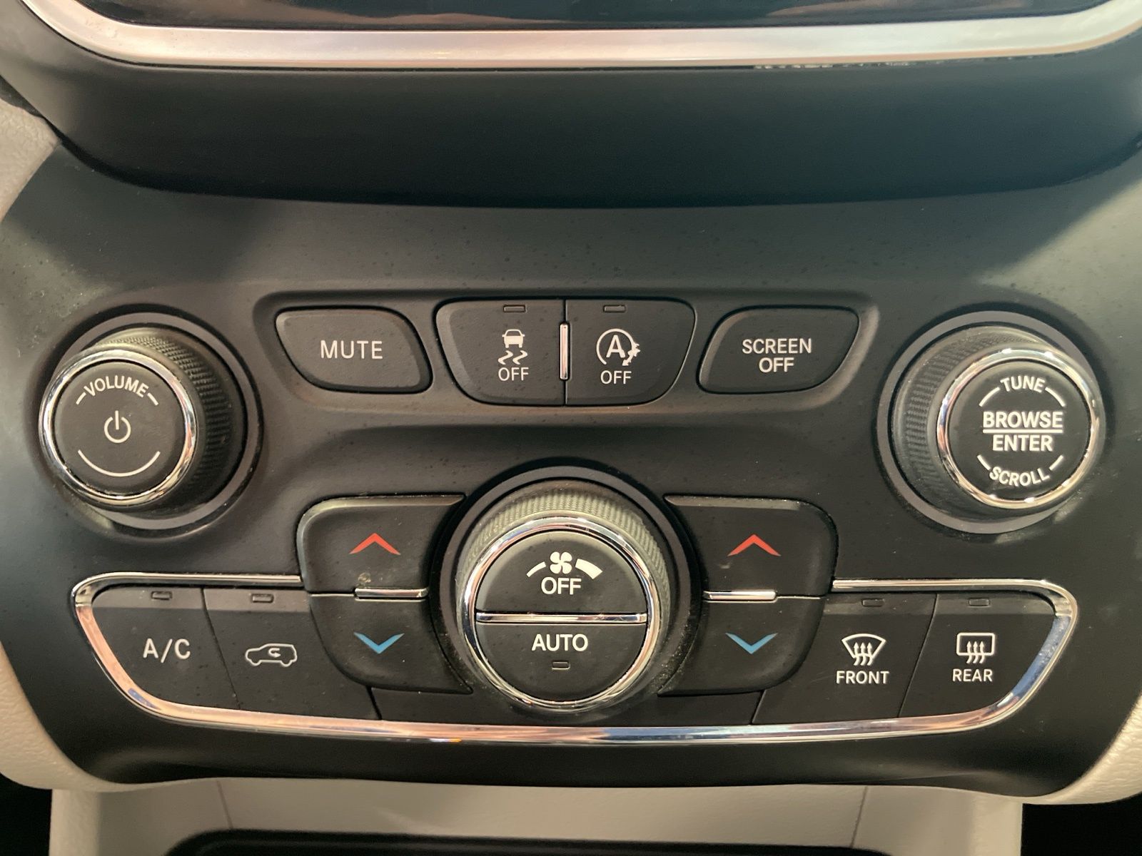 Thumbnail: 2019 Jeep Cherokee - 18