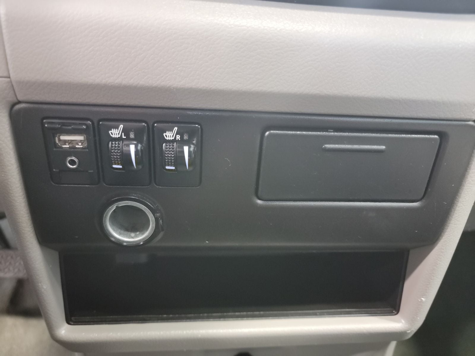 Thumbnail: 2016 Toyota Sienna - 24