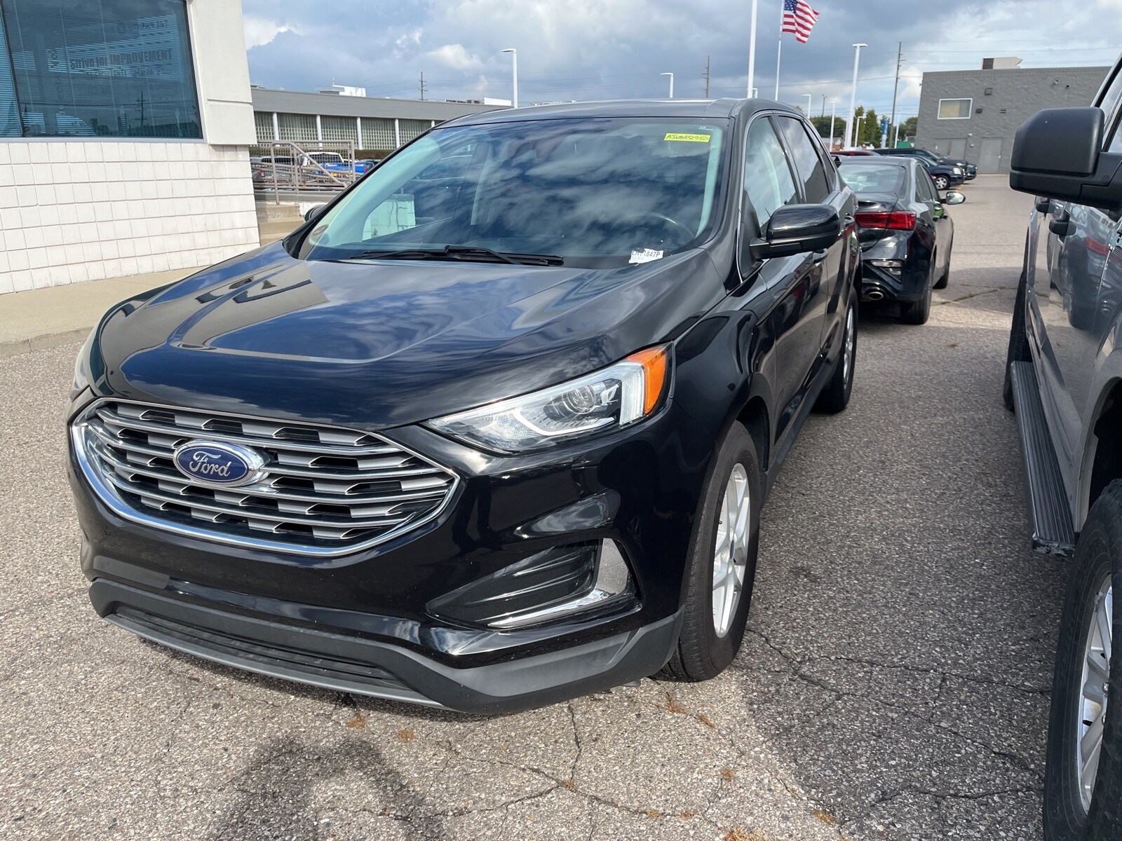 2022 Ford Edge SEL photo 2