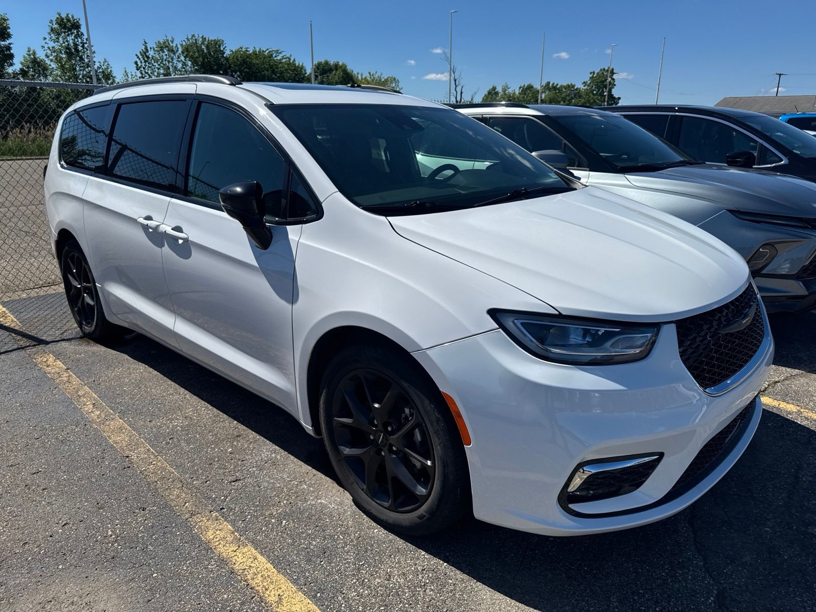 Thumbnail: 2025 Chrysler Pacifica - 9