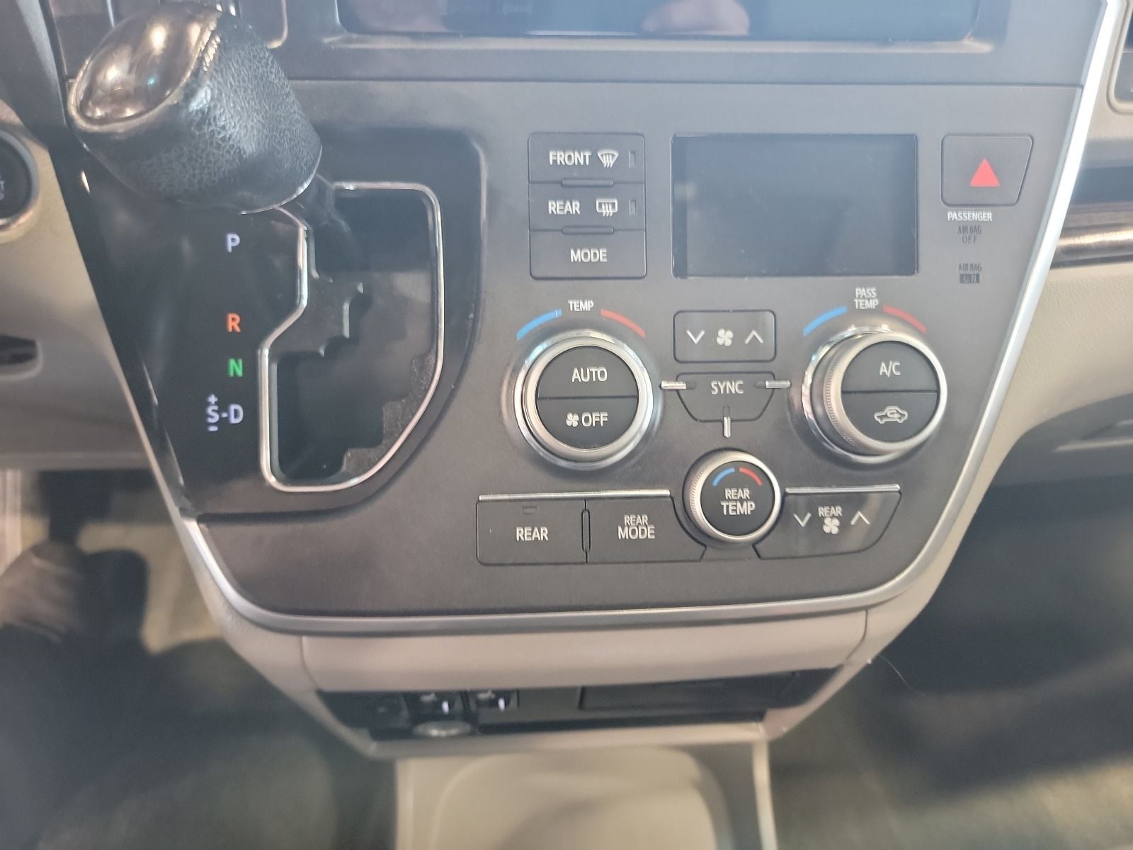 Thumbnail: 2016 Toyota Sienna - 26