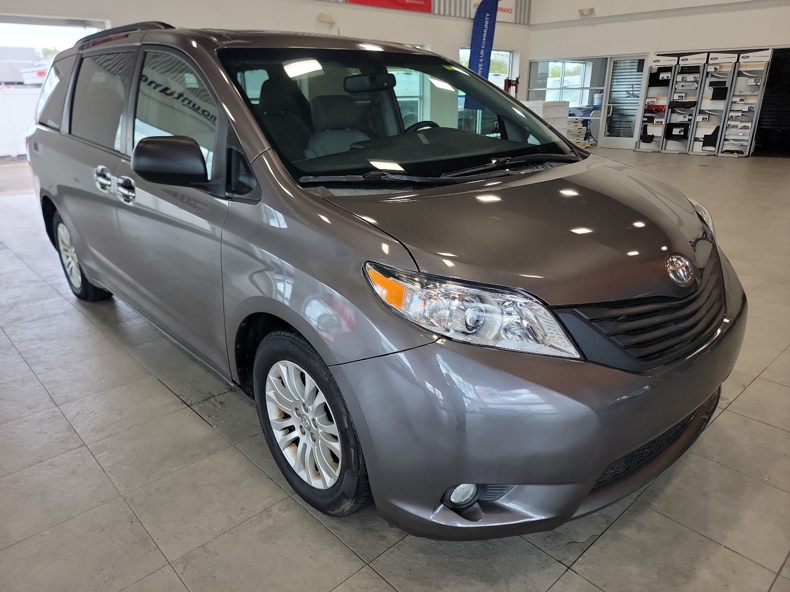 Thumbnail: 2016 Toyota Sienna - 5