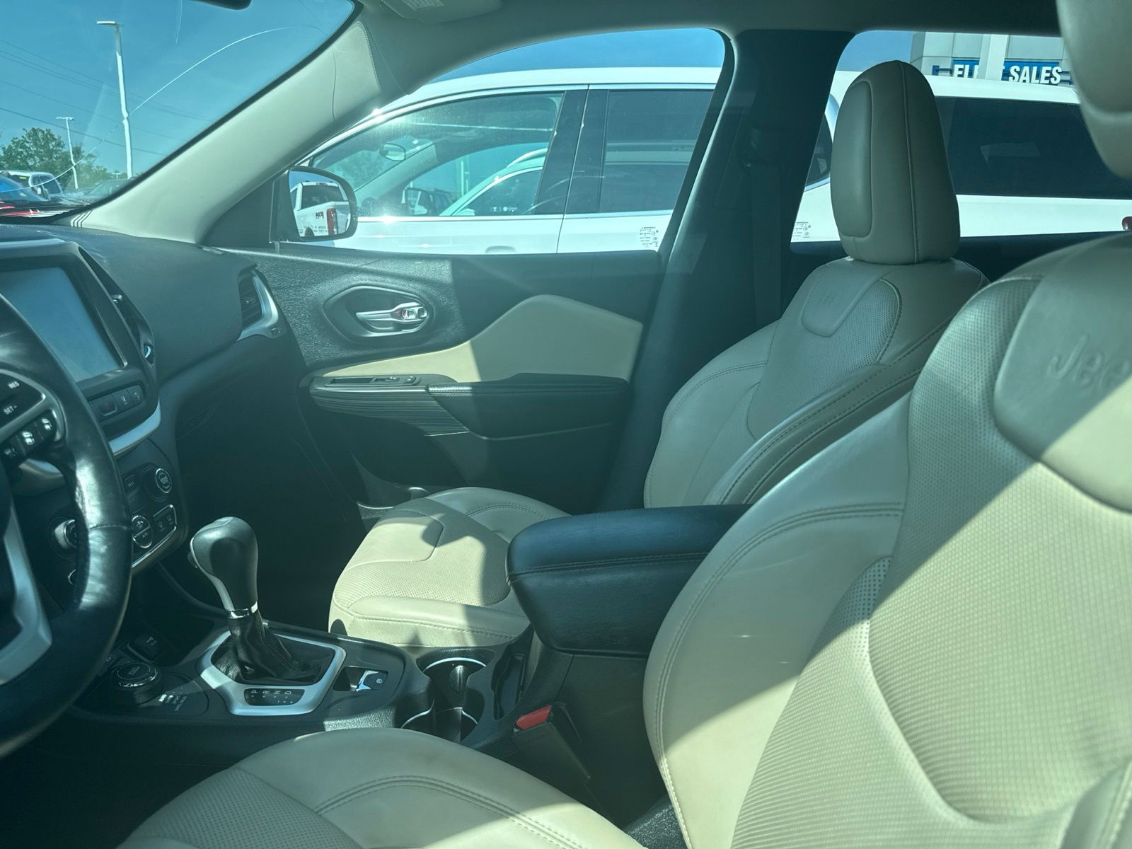 Thumbnail: 2016 Jeep Cherokee - 31