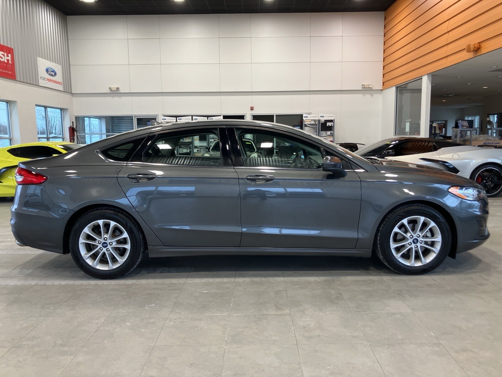 2020 Ford Fusion SE photo 2
