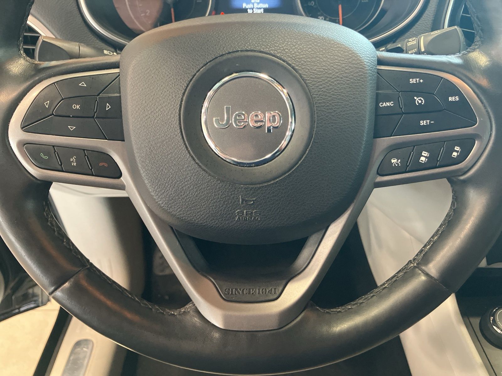Thumbnail: 2019 Jeep Cherokee - 15