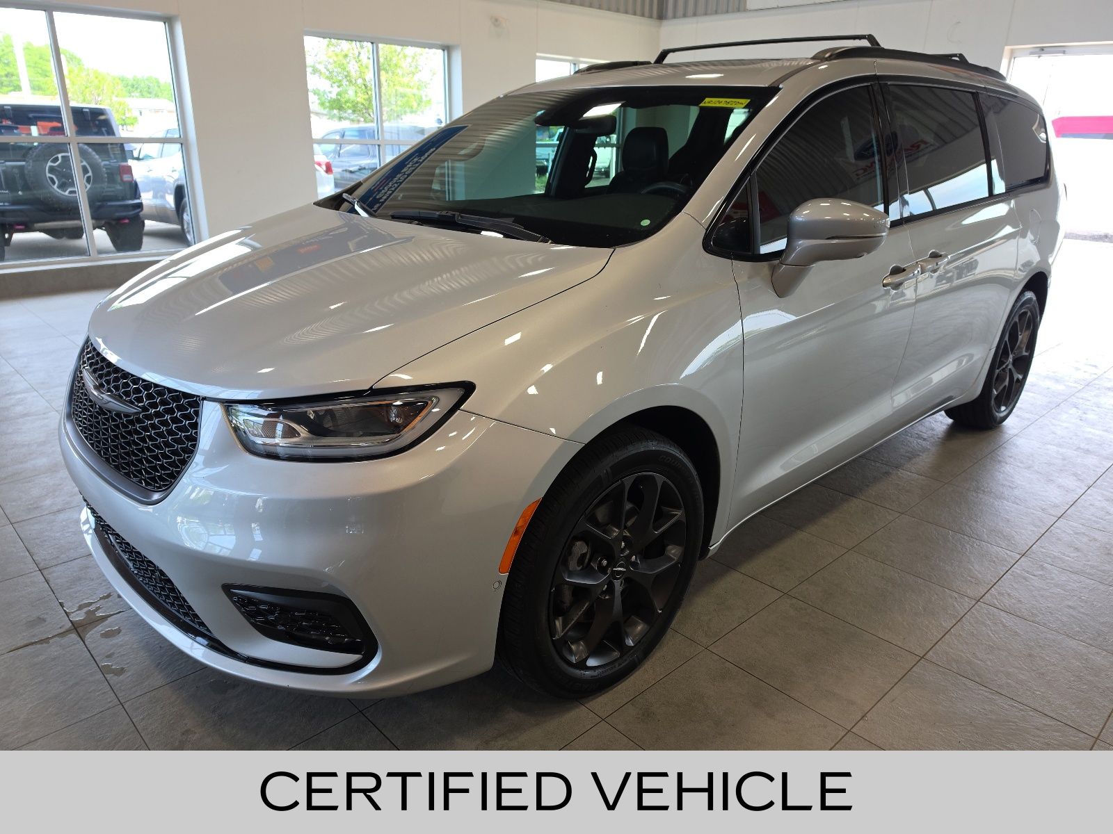 2022 Chrysler Pacifica Limited's photo