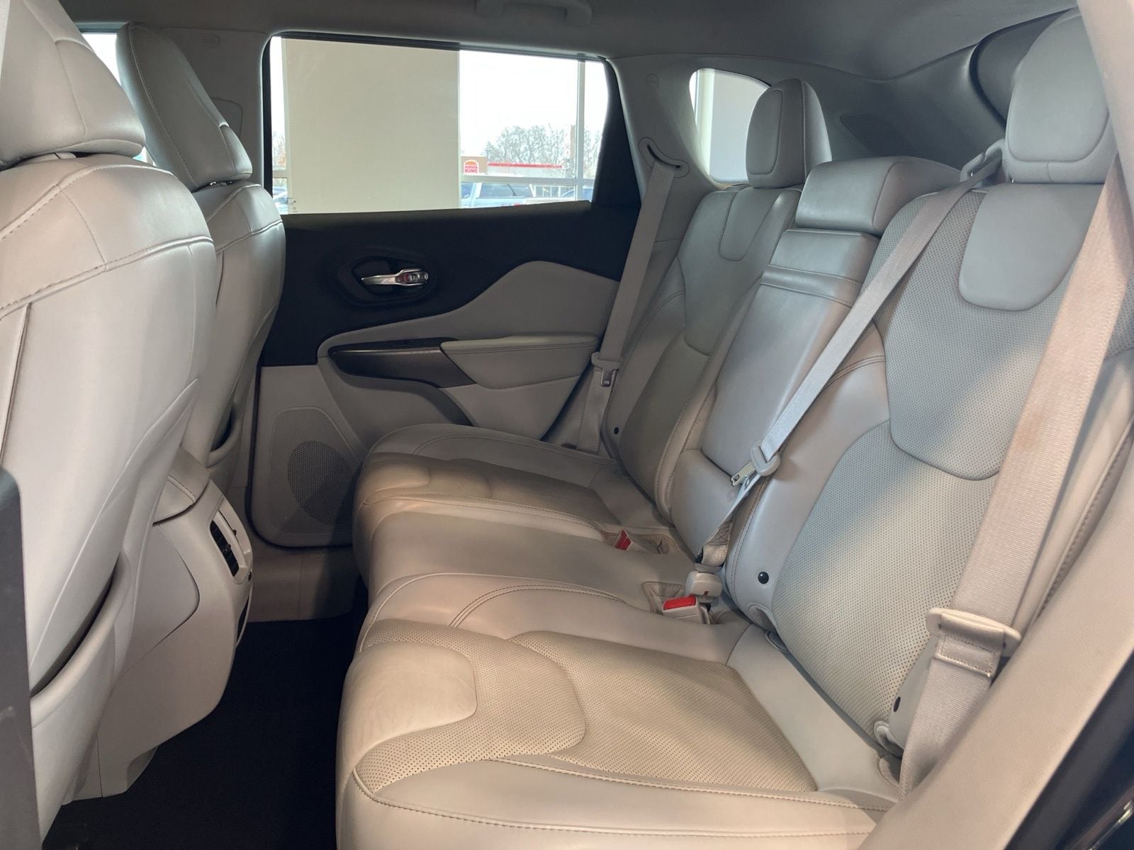 Thumbnail: 2019 Jeep Cherokee - 25
