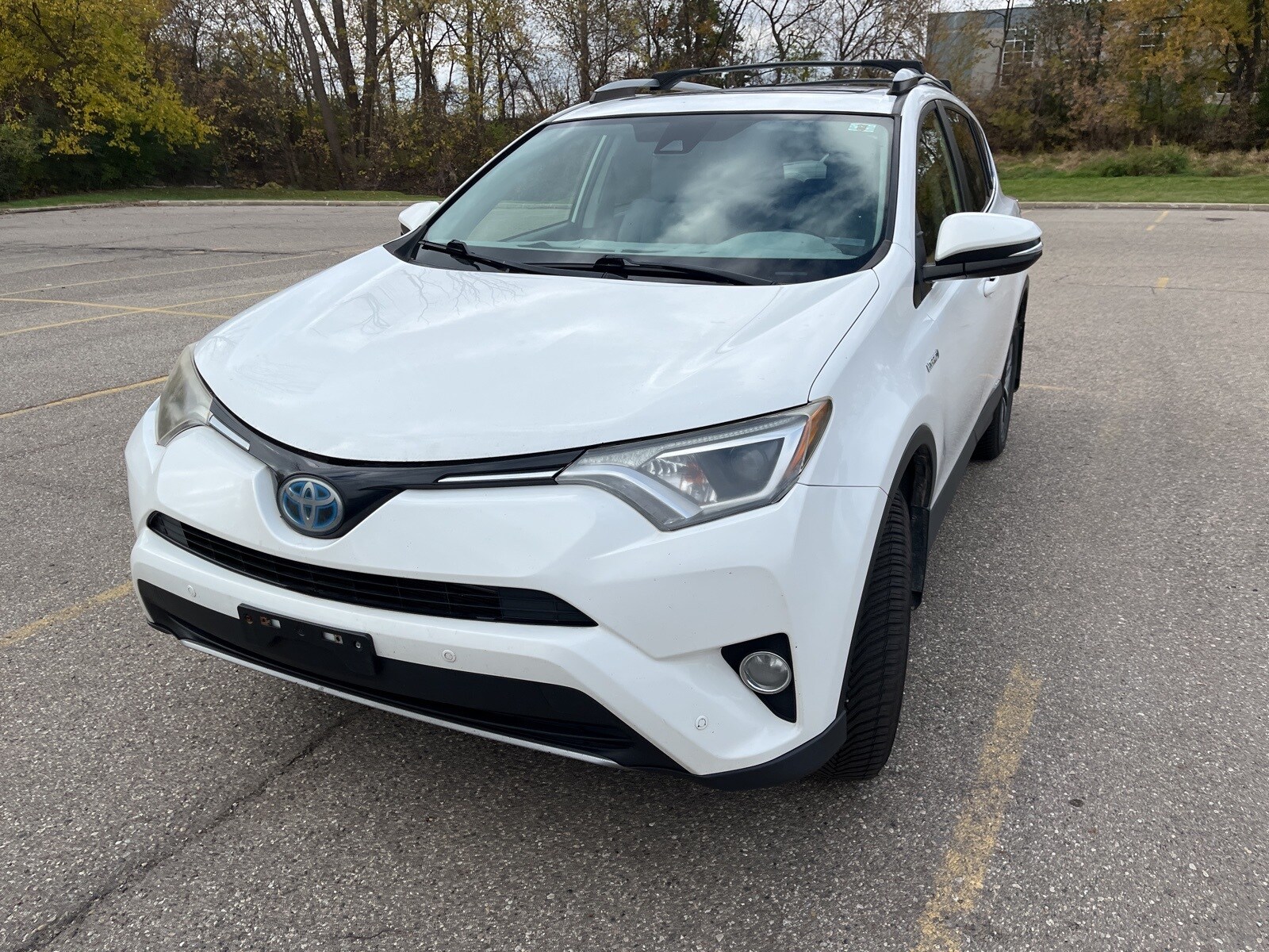2017 Toyota RAV4 Hybrid XLE photo 3