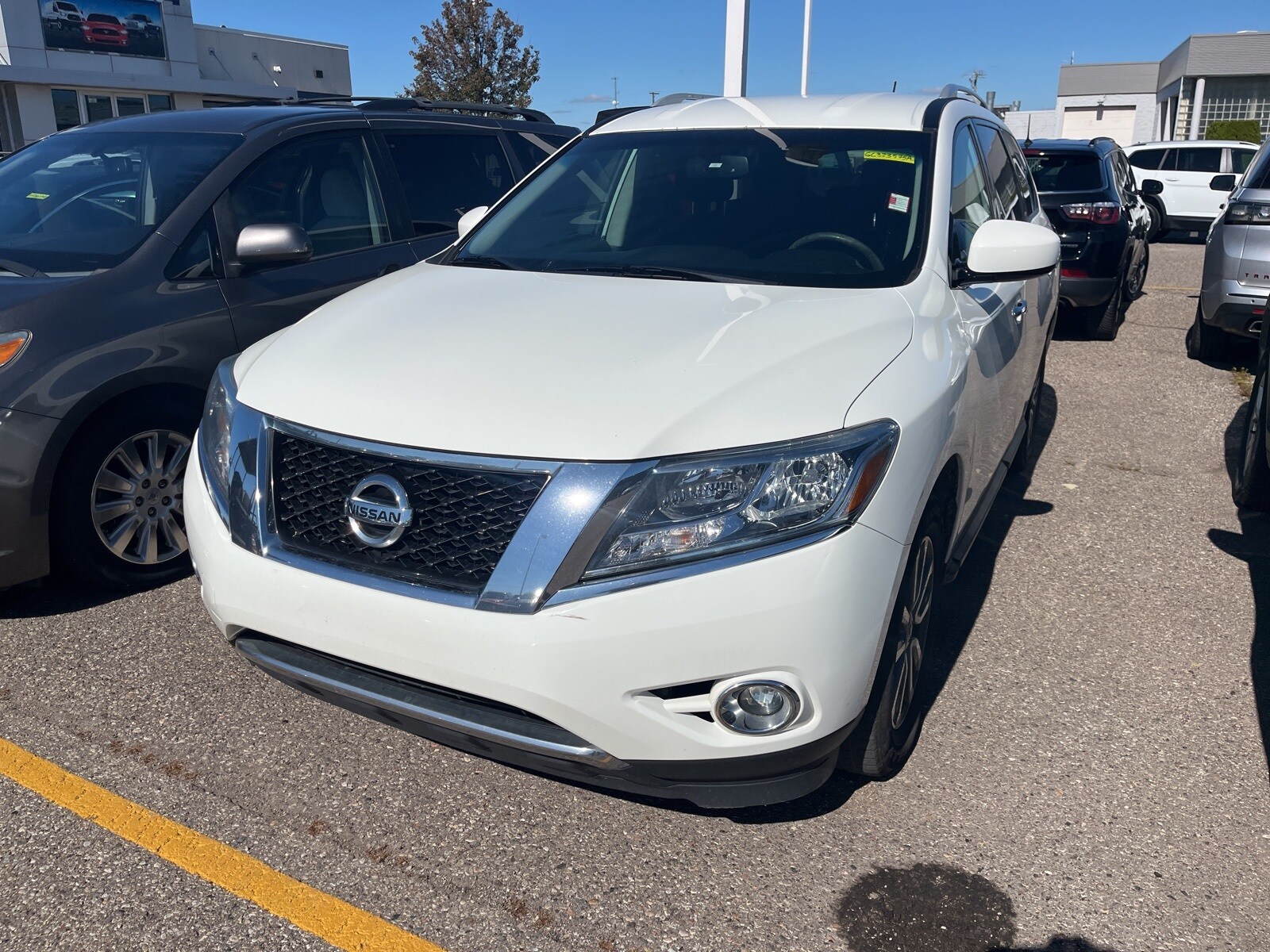 2016 Nissan Pathfinder SV photo 2