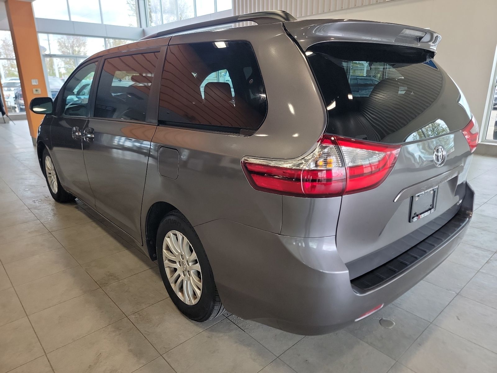 Thumbnail: 2016 Toyota Sienna - 10