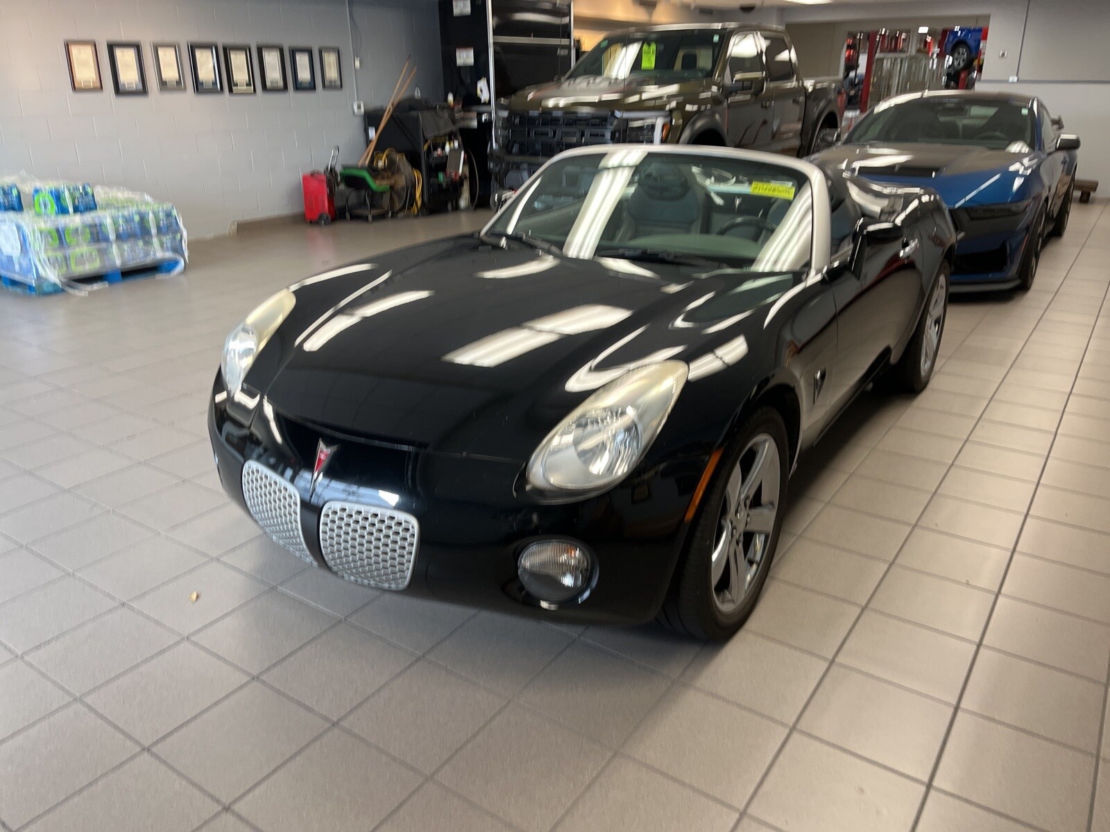 2007 Pontiac Solstice Base Convertible photo 2