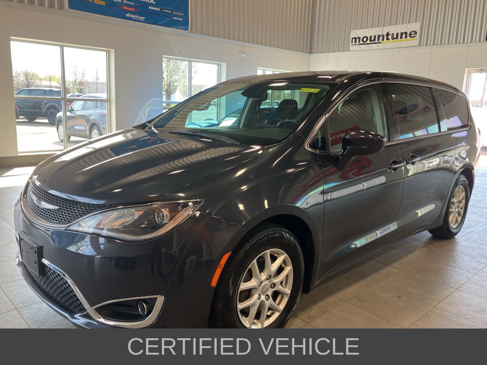 2020 Chrysler Pacifica Touring's photo